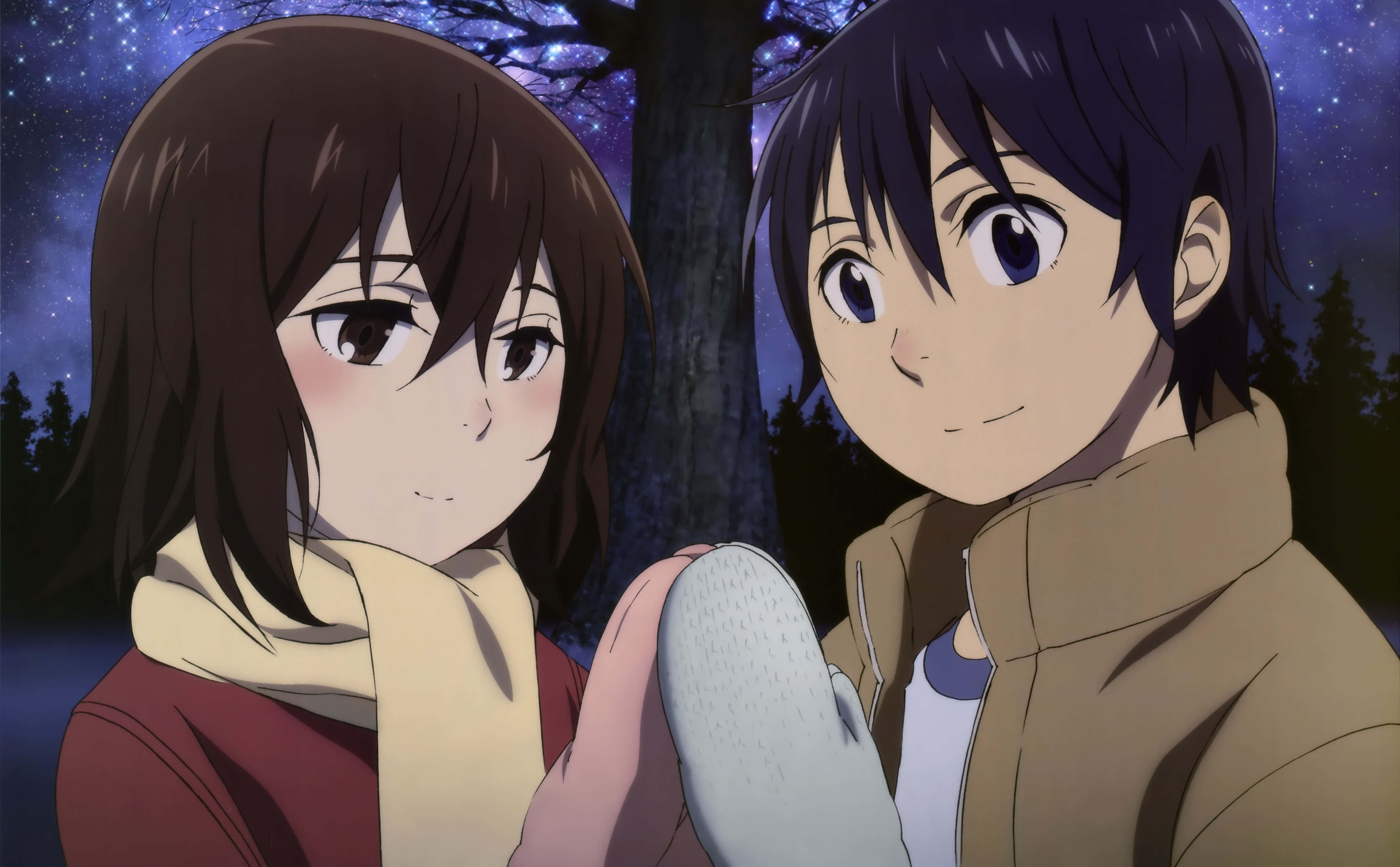 Kayo Hinazuki 桌布 壁紙 — 兩個動畫青少年在森林中星空下分享溫柔時刻，手牽手，散發柔和光芒。