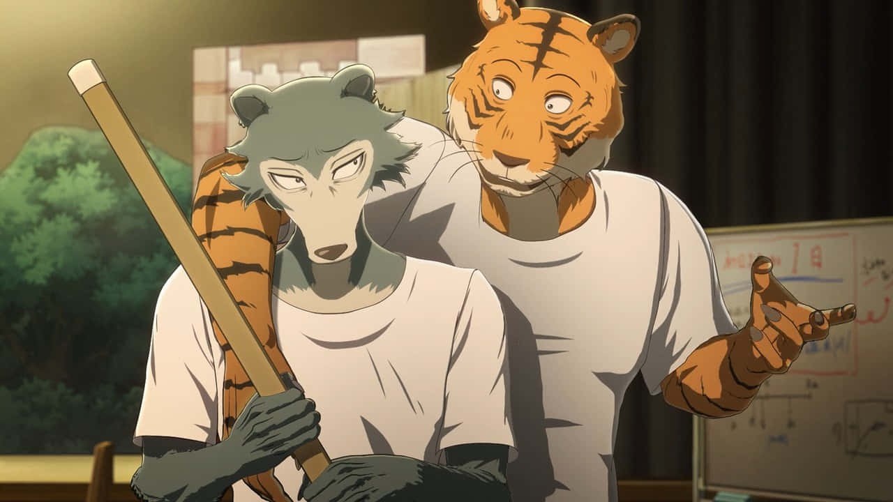  壁紙 — 兩個擬人化動物角色，一隻老虎和一隻浣熊，穿著白色襯衫，站在一個身後有黑板的教室裡。