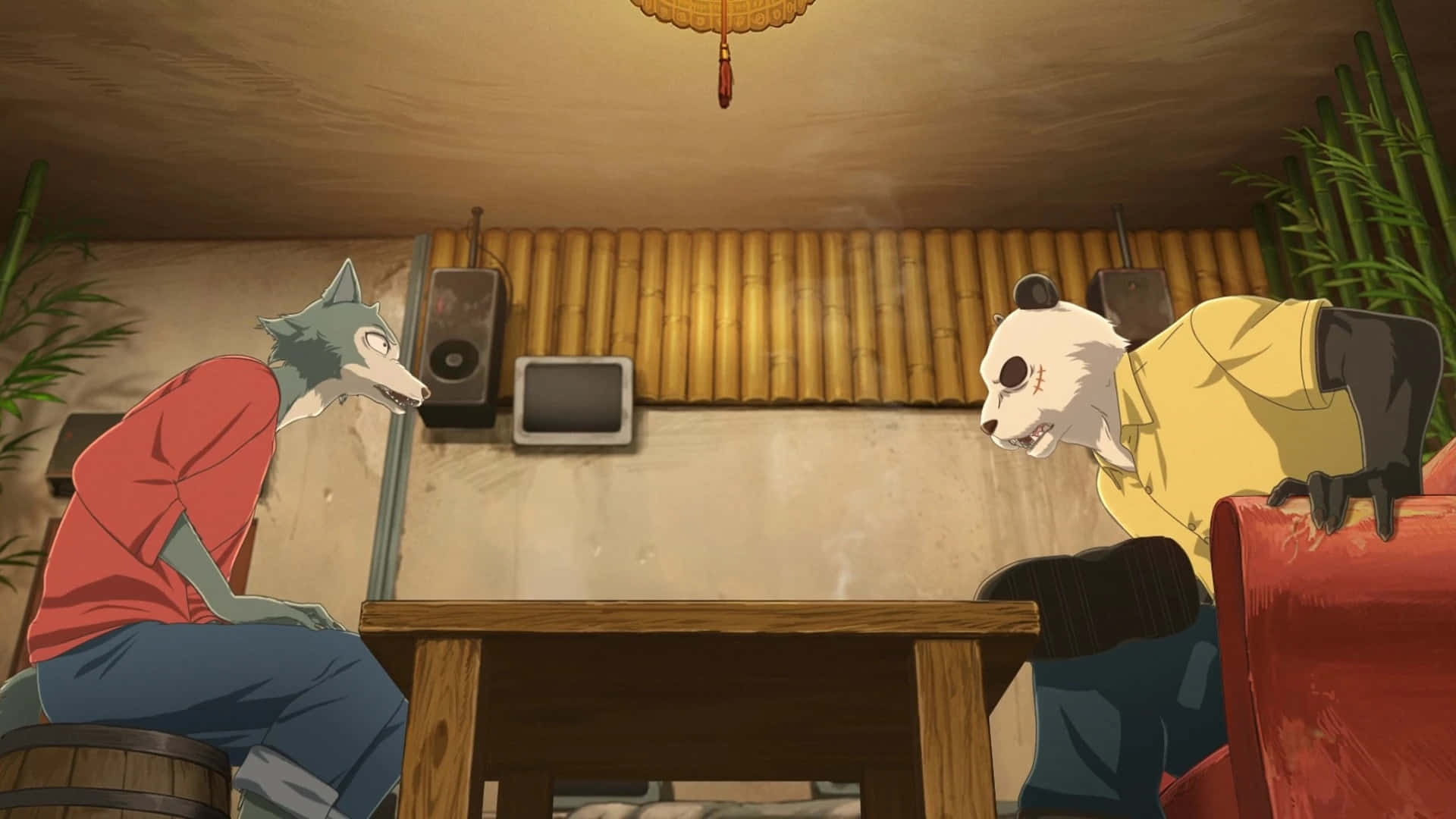  壁紙 — 兩隻擬人化動物，一隻狼和一隻熊貓，坐在一張木桌兩旁，房間以竹牆裝飾，燈光溫暖。