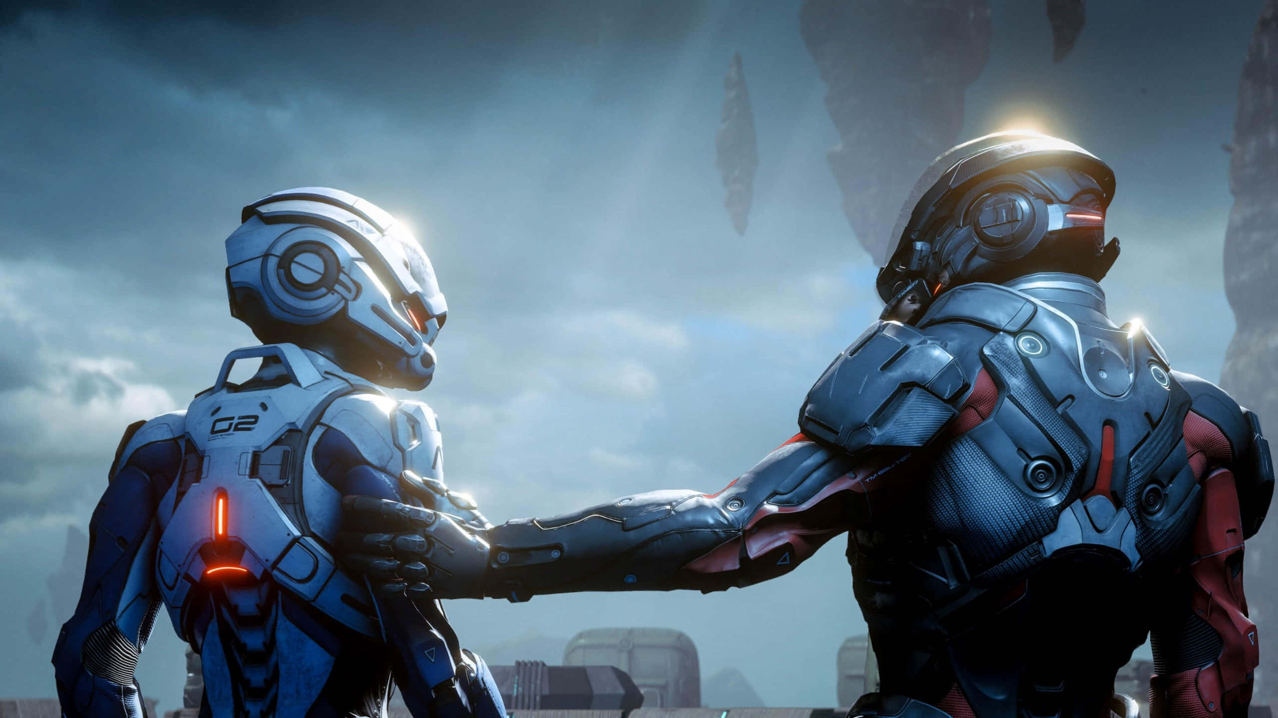 Mass Effect Multiplayer 桌布 壁紙 — 兩名身穿未來主義套裝的裝甲太空探險家在多雲的外星天空和漂浮岩石形成的背景下互相伸手。