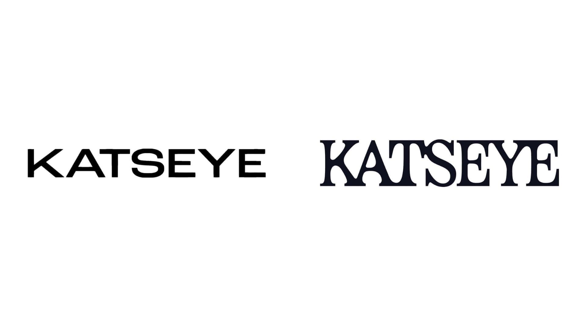  壁紙 — 兩個黑色 'KATSEYE' 標誌並排放在白色背景上，一個採用粗體無襯線字體，另一個採用華麗的襯線字體。