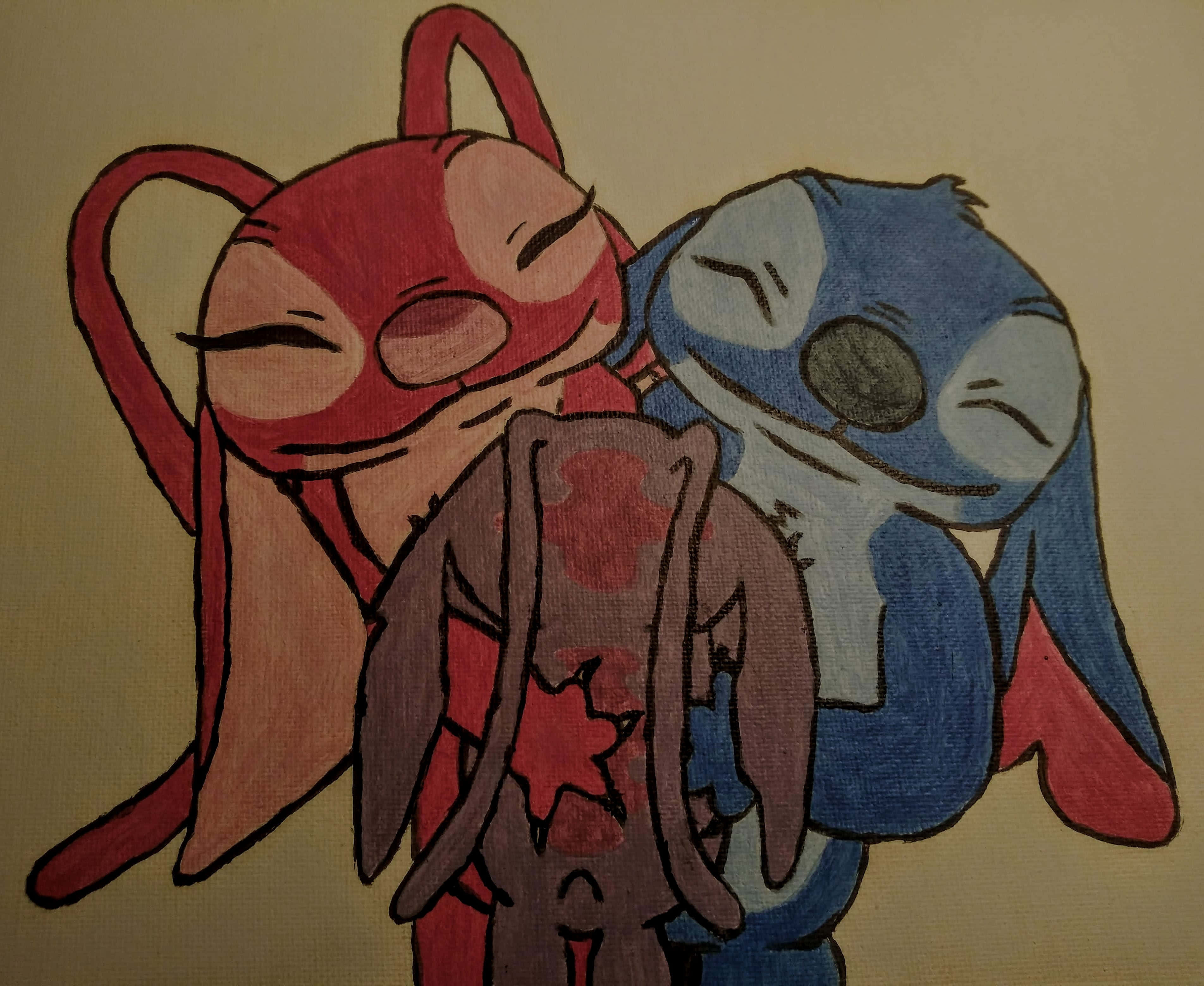 Love Stitch And Angel 桌布 壁紙 — 兩個卡通外星人在米色背景上擁抱一隻帶有紅色斑點的小棕色生物。