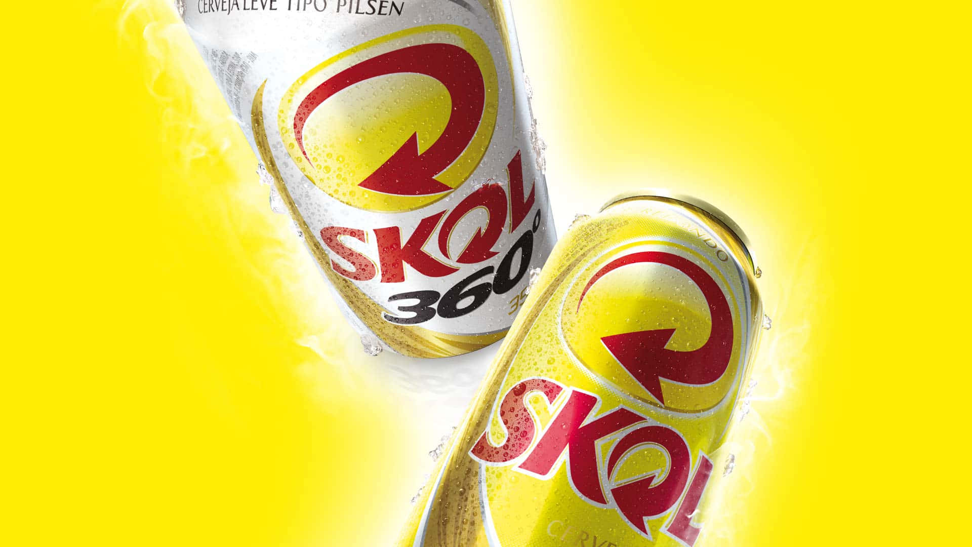  壁紙 — 兩罐冰凍的Skol 360啤酒罐在明亮的黃色背景上閃爍著冷凝水珠。