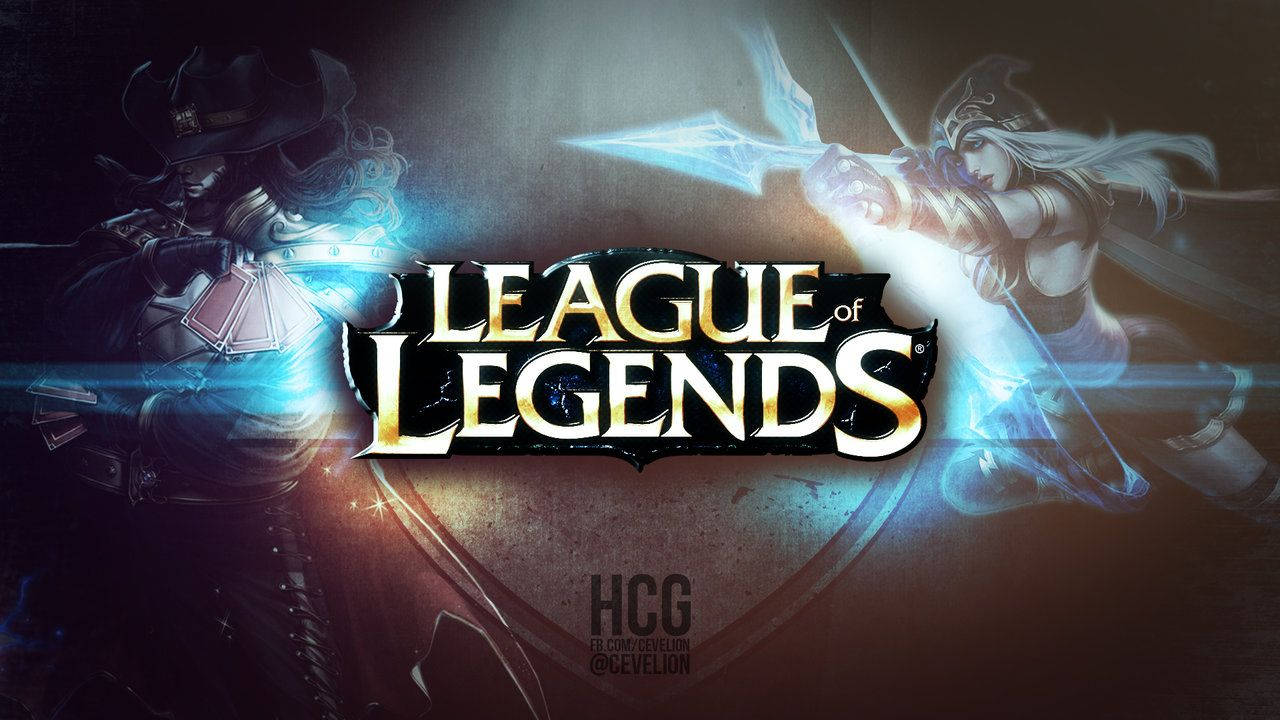 兩個奇幻角色在League of Legends標誌周圍用發光的劍戰鬥。