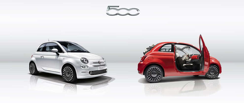 Fiat 500 桌布 壁紙 — 兩輛銀色和紅色的Fiat 500汽車在簡約工作室中展示，車門打開露出內部。