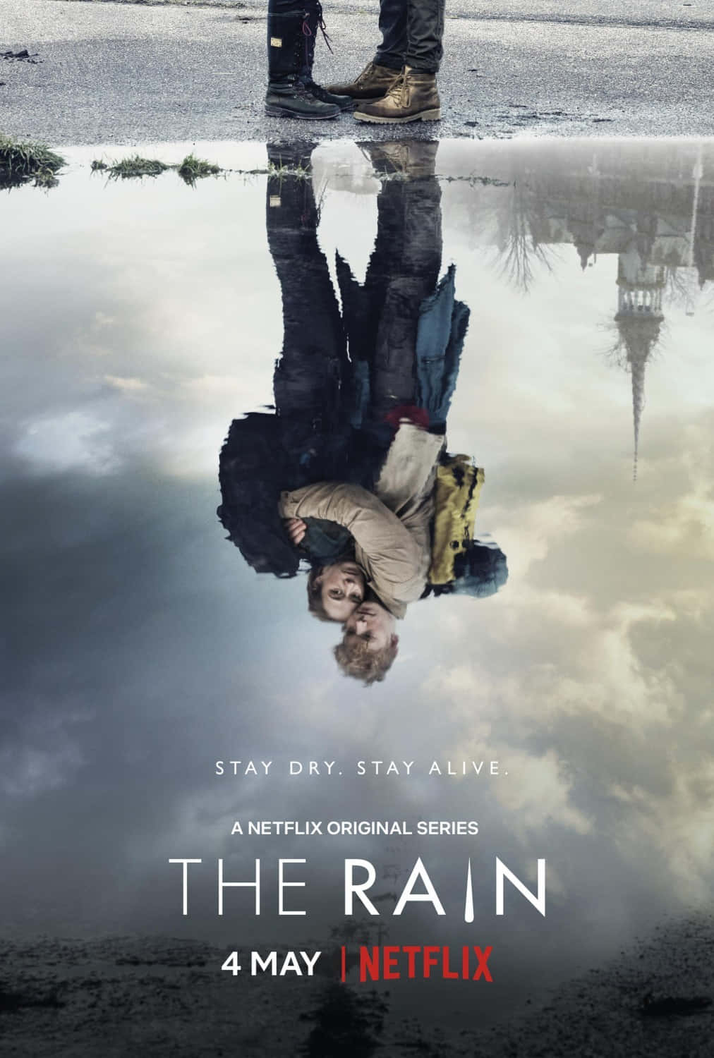  壁紙 — 兩個人影企喺一個雨水坑入面，倒映住陰暗嘅天空同遠處嘅尖塔，同時倒轉咁擁抱。