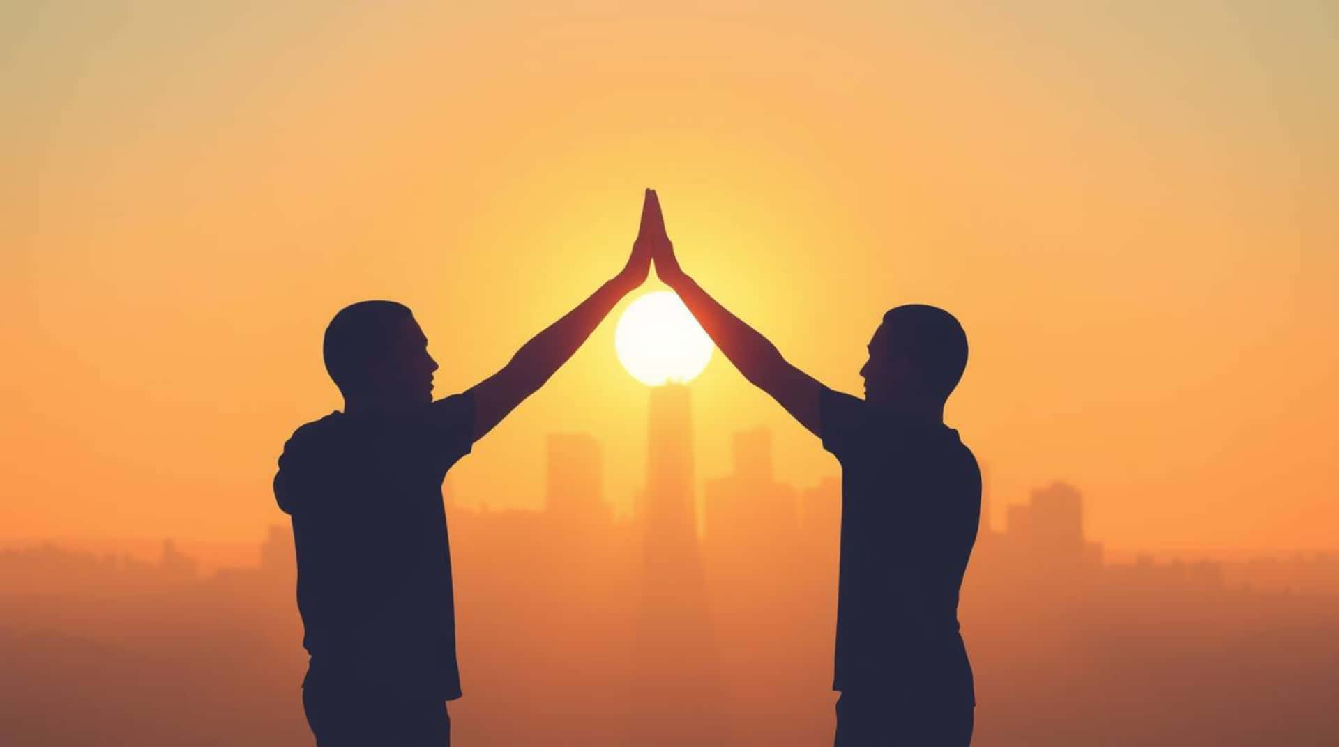 兩個人在日落時分在城市天際線上擊掌，太陽在她們的手之間。