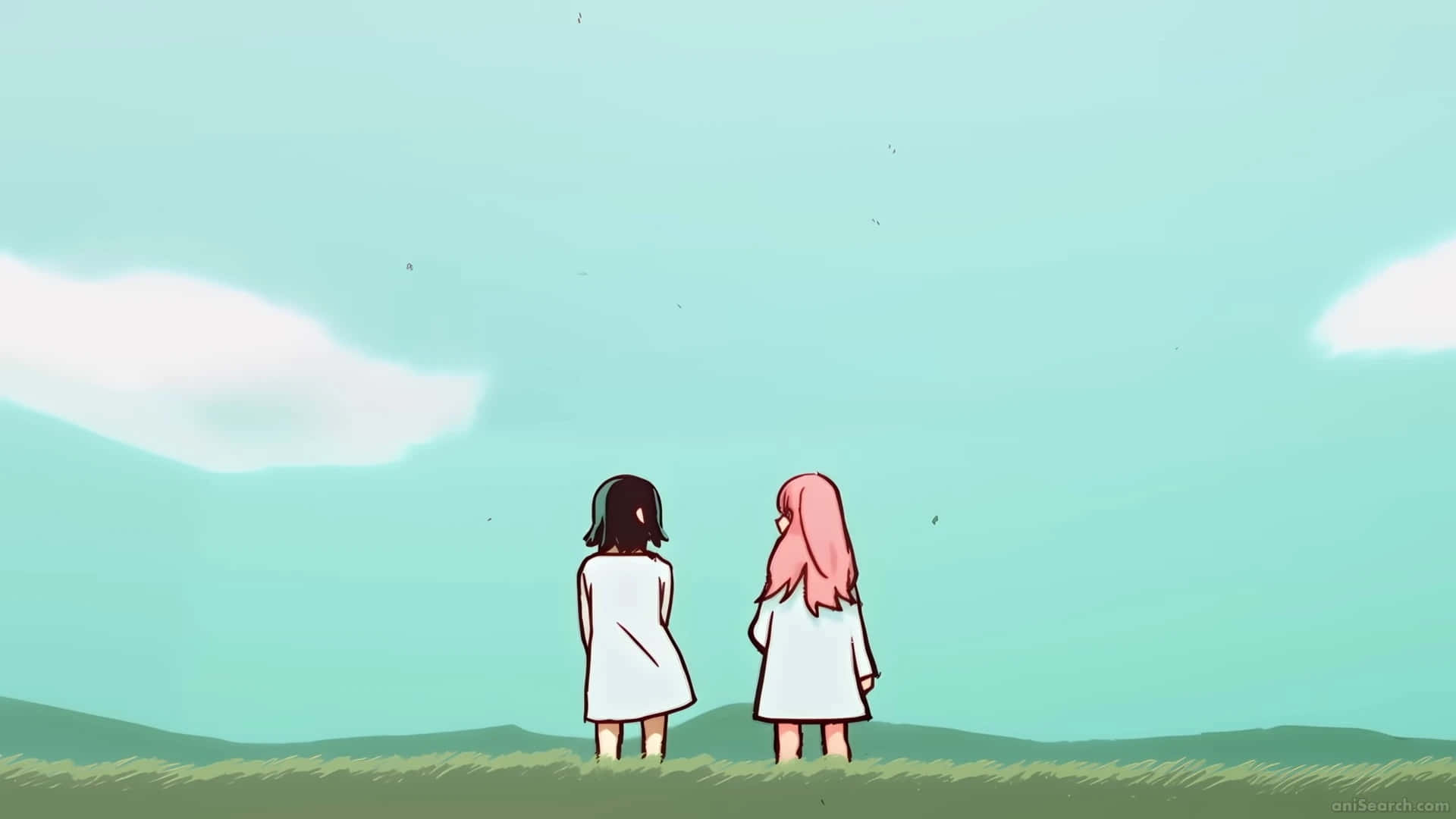  壁紙 — 兩個穿著白色連衣裙的女孩在草地上背對背站著，凝視著柔和的藍綠色天空和蓬鬆的雲朵。