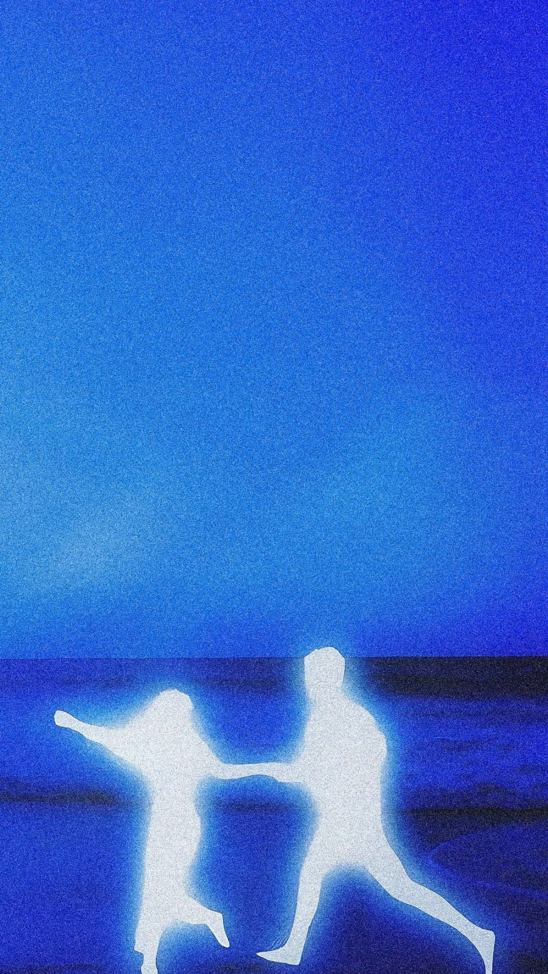  壁紙 — 兩個發光的人形剪影在深藍色的海灘上，在廣闊的暮色天空下快樂地跳舞。