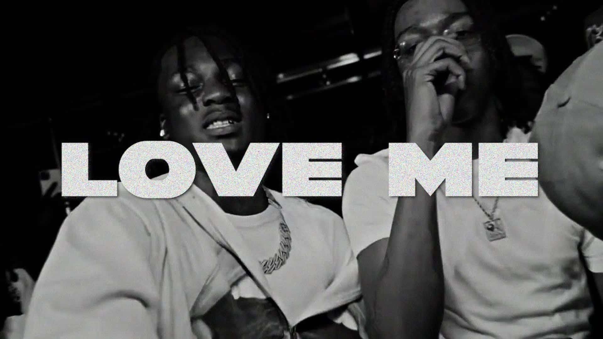  壁紙 — 兩個男人在燈光昏暗的房間裡，圖片上覆蓋著粗體白色文字 LOVE ME。