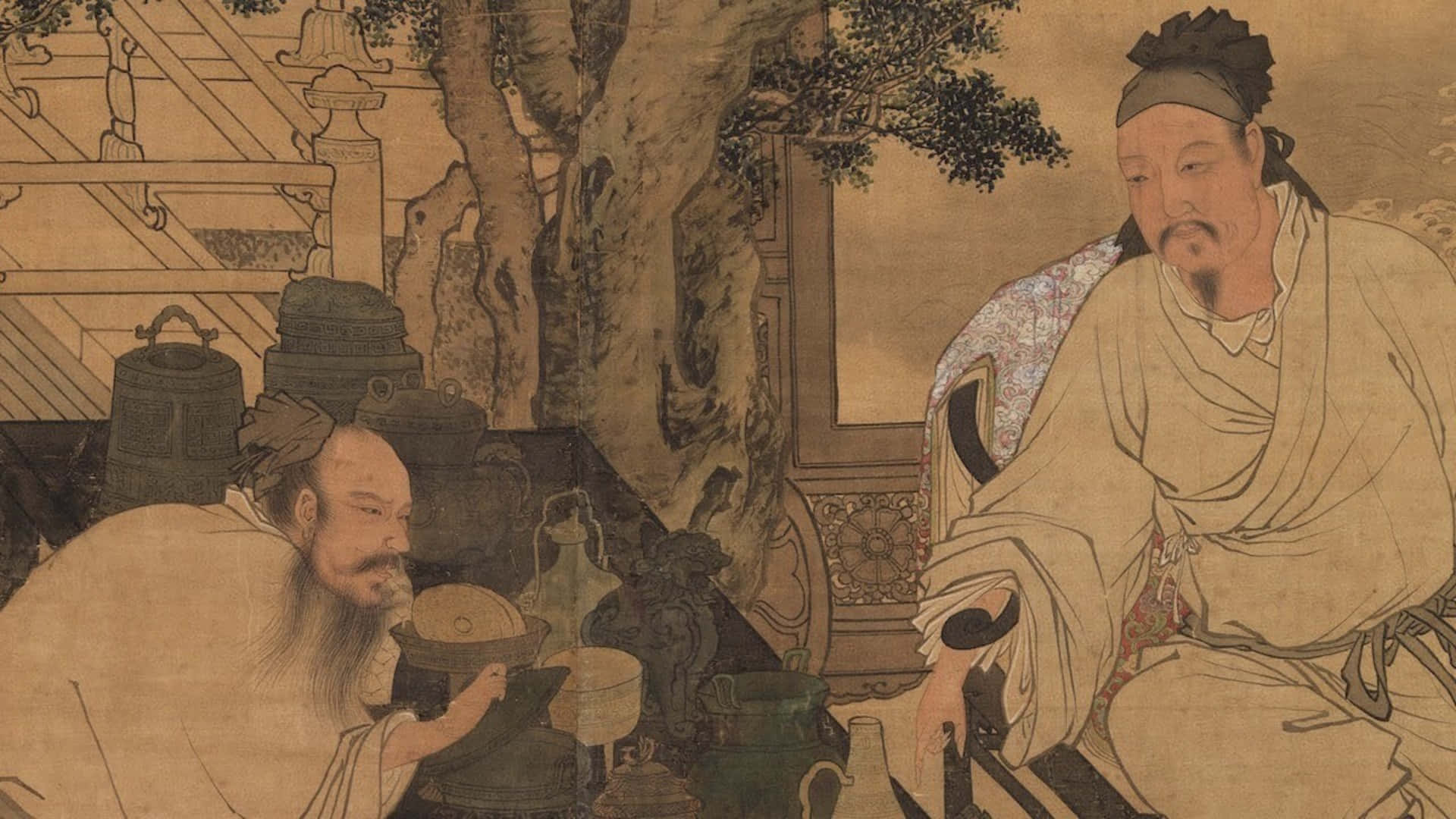  壁紙 — 兩名身穿傳統長袍的男子坐在庭院樹下，一人倒茶，另一人靜靜觀察。
