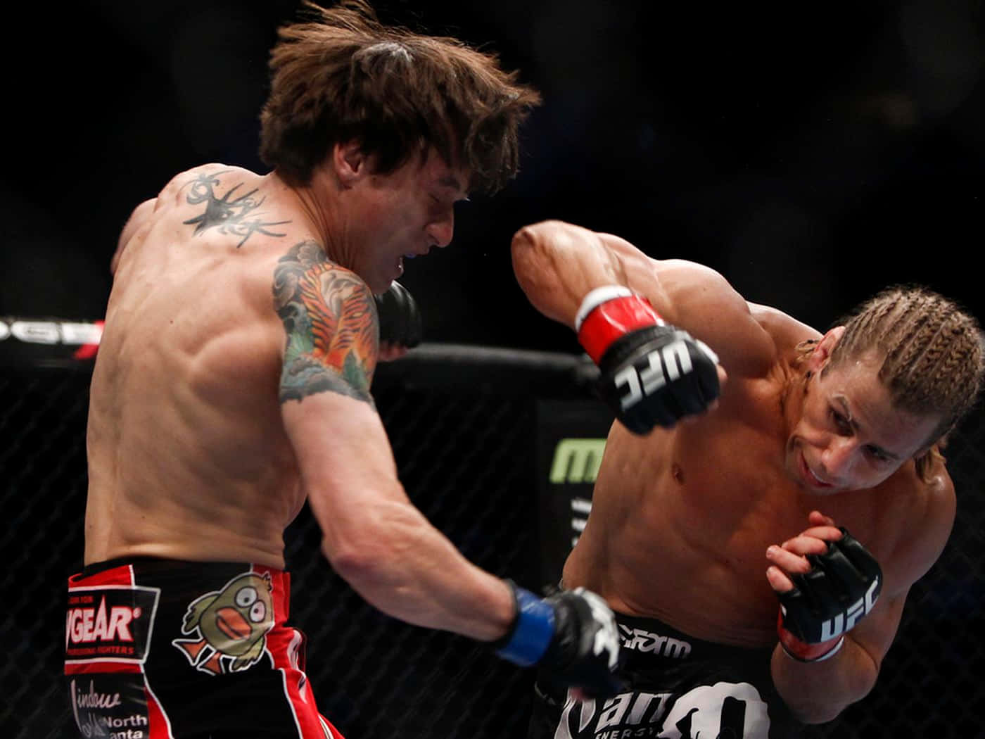  壁紙 — 兩名肌肉發達的MMA拳手在明亮的場館燈光下進行激烈的籠中對決，汗水飛濺，紋身清晰可見。