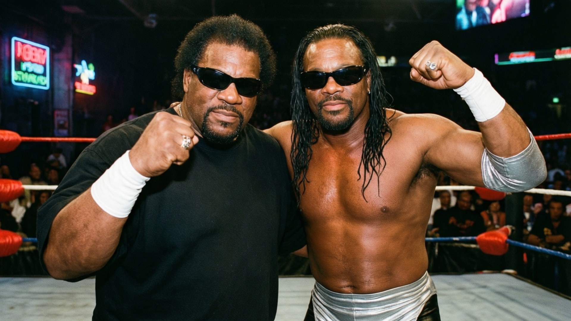 Harlem Heat Reunion 壁紙 — 兩名肌肉發達的摔角手戴著太陽眼鏡在擂台上擺姿勢，背景是霓虹燈光和人群。