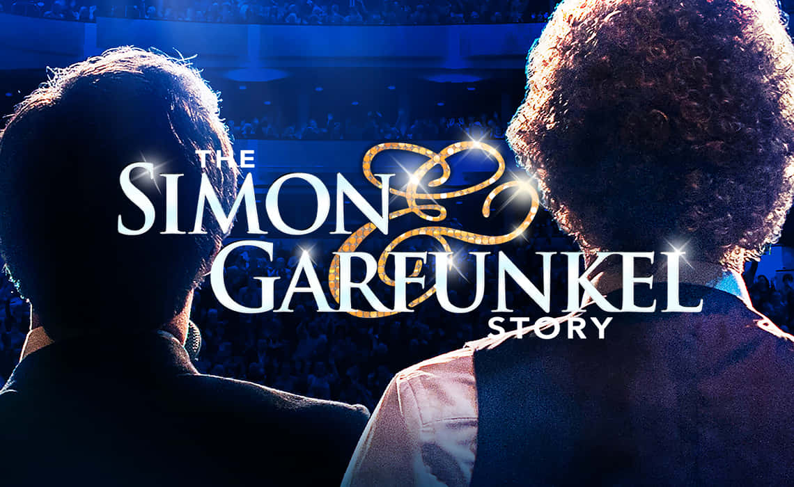  壁紙 — 兩個剪影人物面向一個發光的舞台標誌，上面寫著「The Simon & Garfunkel Story」，在明亮的聚光燈下。