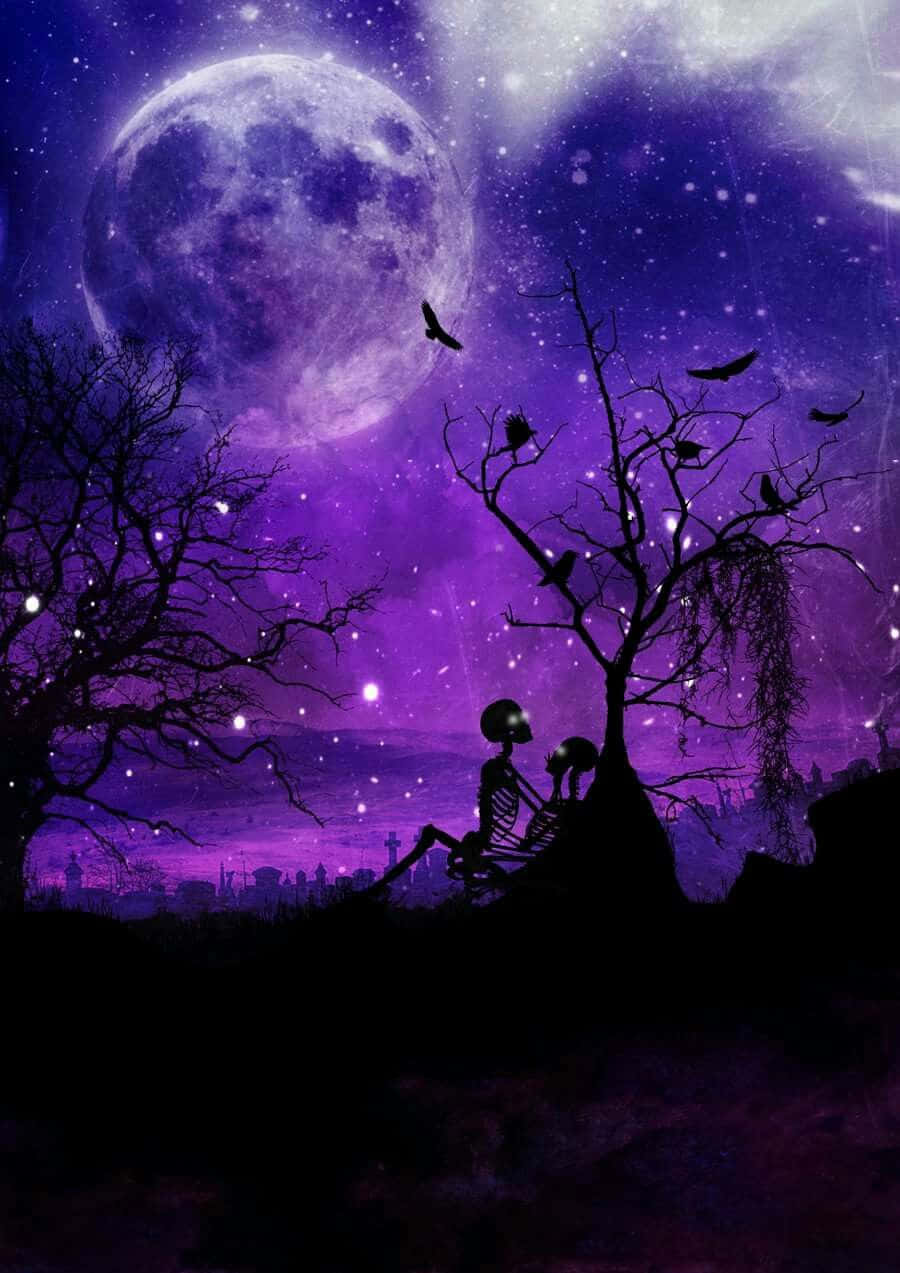  壁紙 — 兩個骷髏人物在繁星點點的紫色夜晚中，坐在一棵巨大的月亮下，周圍有光禿禿的樹木和飛翔的鳥兒。