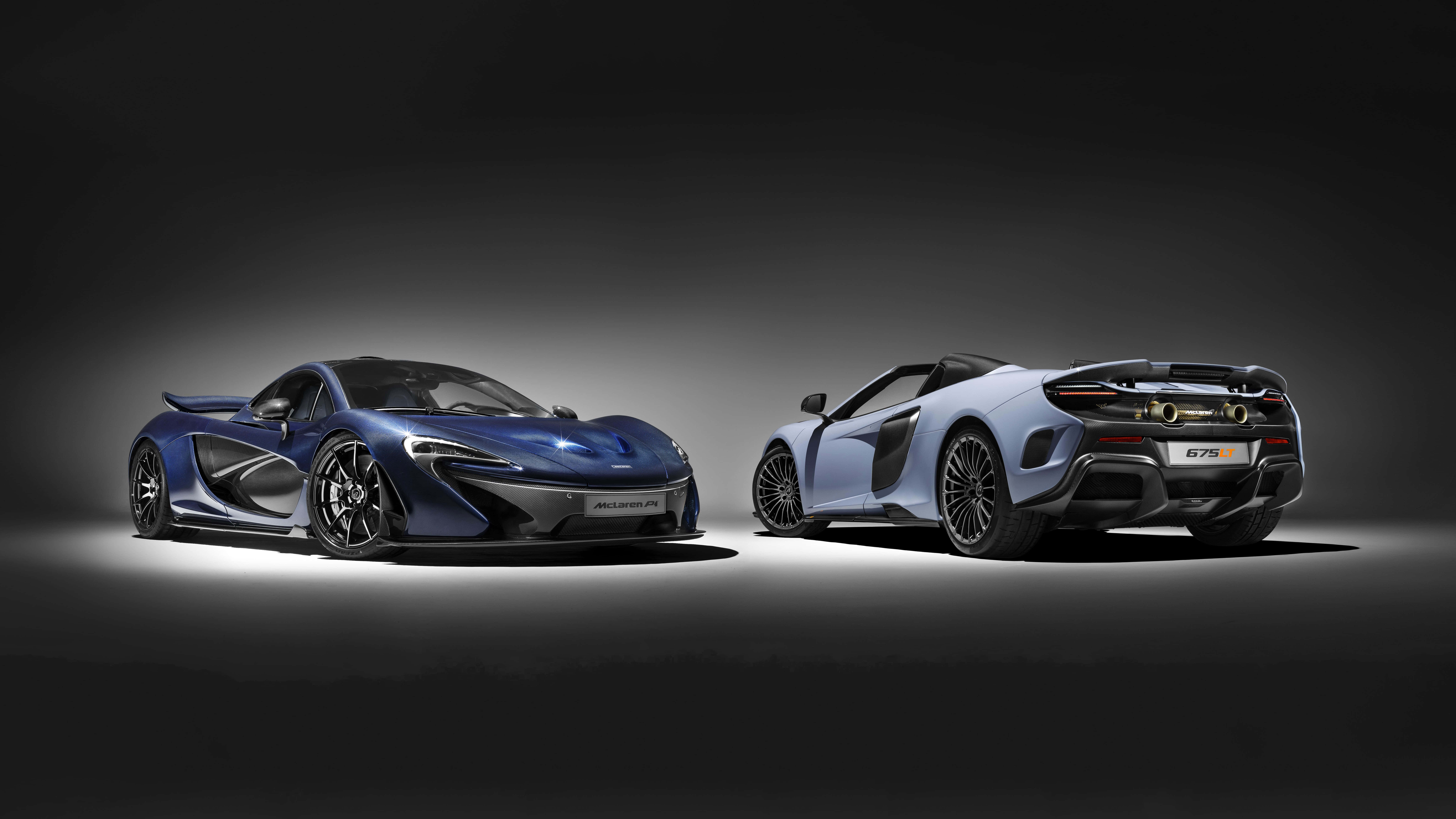 Mclaren 675lt Spider 桌布 壁紙 — 兩輛時尚的McLaren超級跑車，一輛藍色轎跑車和一輛淺藍色開篷車，在深色工作室背景下戲劇性地擺出姿勢。