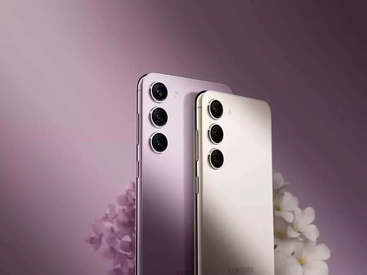 Samsung S23 Ultra 桌布 壁紙 — 兩款時尚的Samsung智能手機，薰衣草色和銀色，直立於柔和的紫色背景上，帶有精緻的花朵。