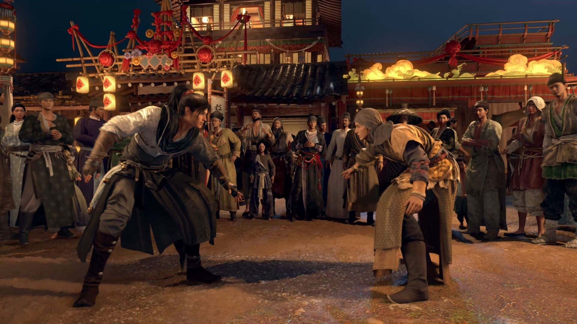  壁紙 — 兩名武士在夜間燈籠照亮的日本街道上衝突，觀眾從傳統木造建築後方觀看。