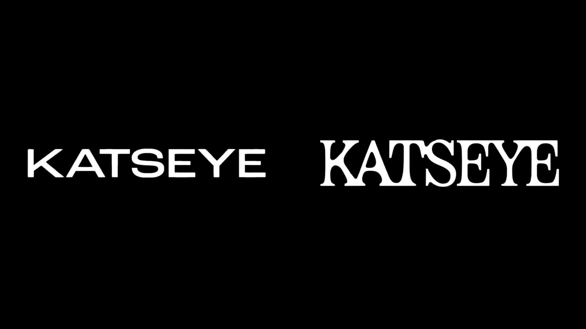  壁紙 — 兩個白色嘅「KATSEYE」標誌並排喺黑色背景上，一個係普通無襯線字體，另一個係華麗襯線字體。