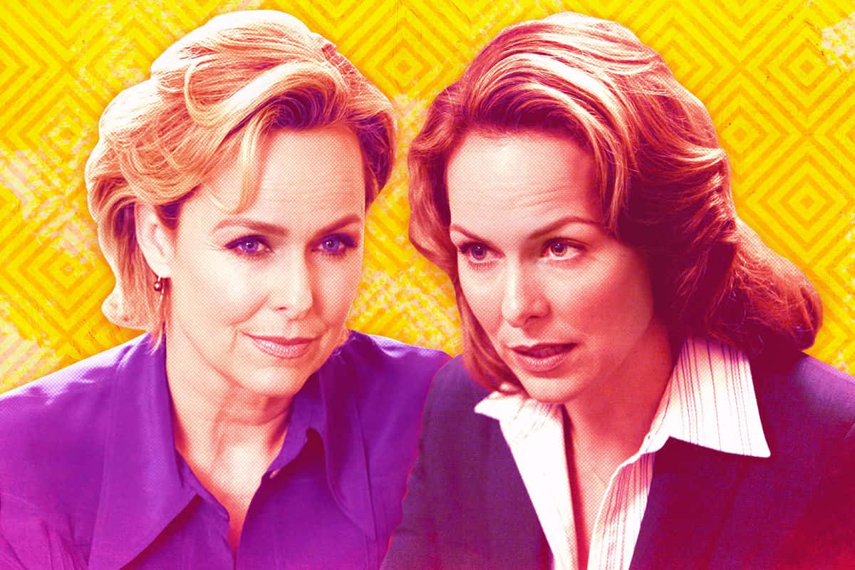 Melora Hardin 桌布 壁紙 — 兩位穿著俐落商務服裝的女性，在充滿活力的黃色幾何背景前擺姿勢，帶有風格化的色彩分級。