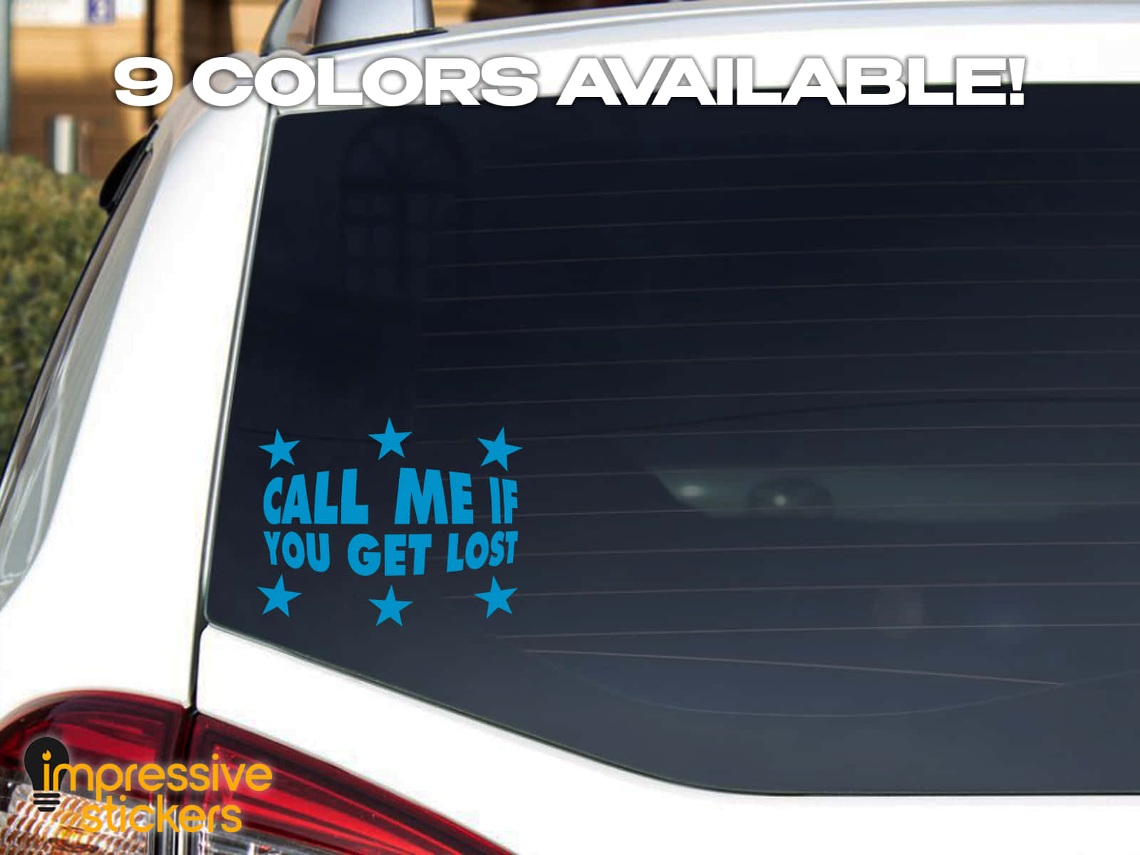 白色汽車窗戶上的藍色星星邊框貼紙，上面寫著「Call Me If You Get Lost」。