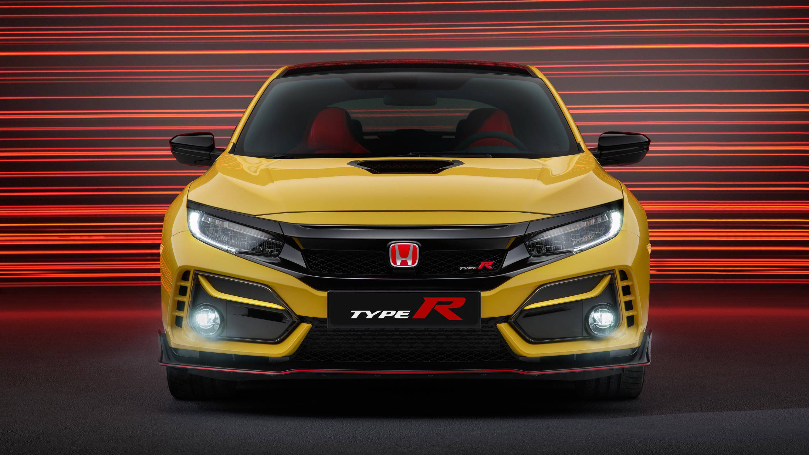 亮黃色Type-R 4K本田思域 壁紙 — 一輛充滿活力的黃色本田Civic Type R正面朝向動感的紅色條紋背景。