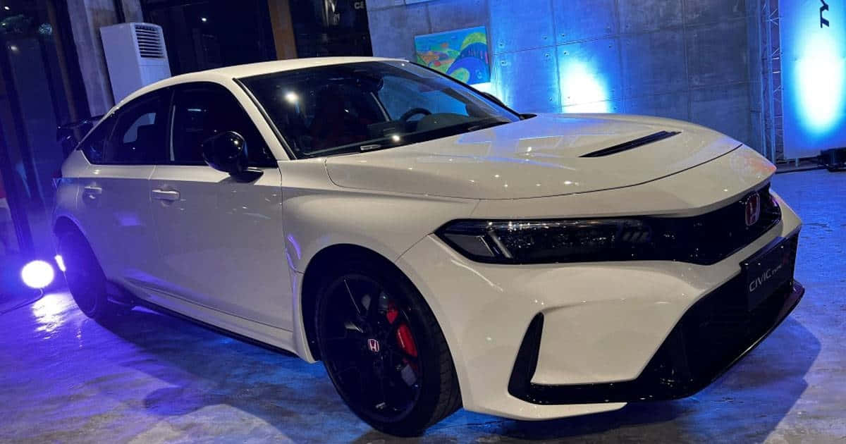 「攻勢與革命性 — 全新本田思域Type R」 壁紙 — 一架時尚的白色本田思域Type R跑車在現代室內展廳的戲劇性藍色舞台燈光下閃閃發光。