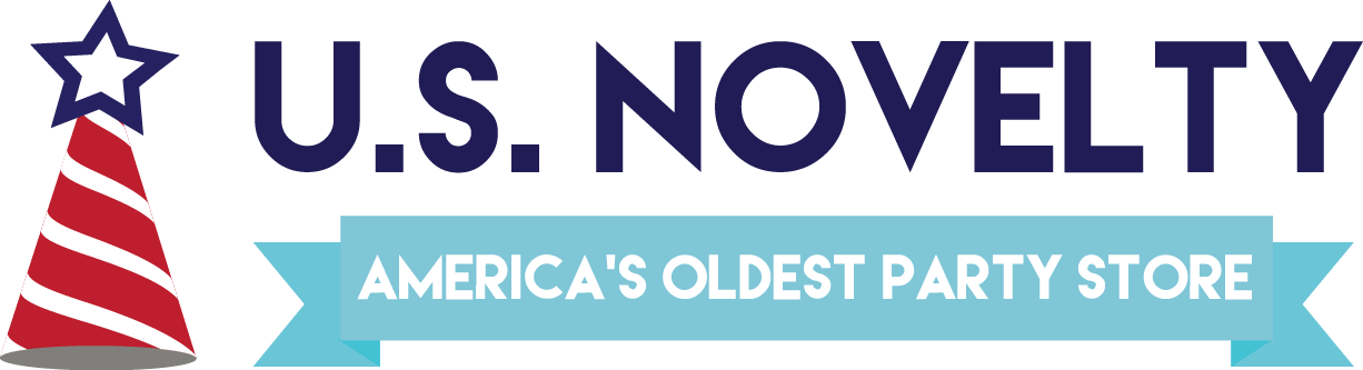 U S Novelty Party Store Logo 壁紙 — 一頂帶有藍星的愛國紅白條紋派對帽，旁邊是宣示 U.S. Novelty America's Oldest Party Store 的粗體文字。