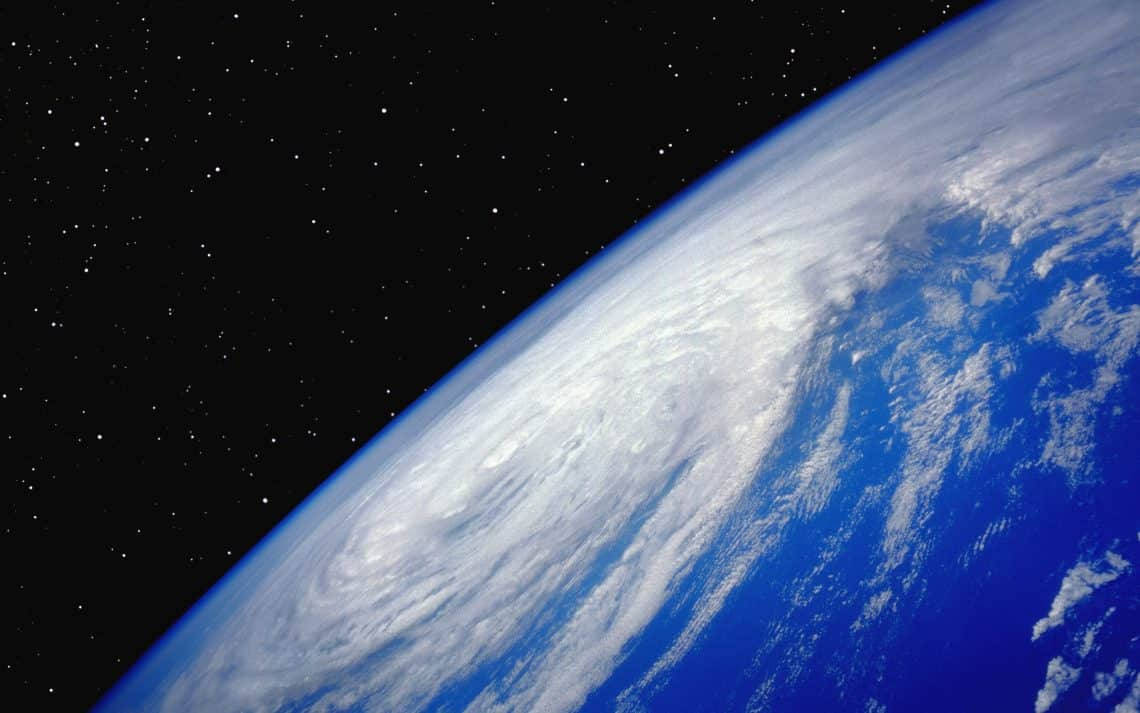 從太空看到的地球，帶有旋轉的雲層和星空背景