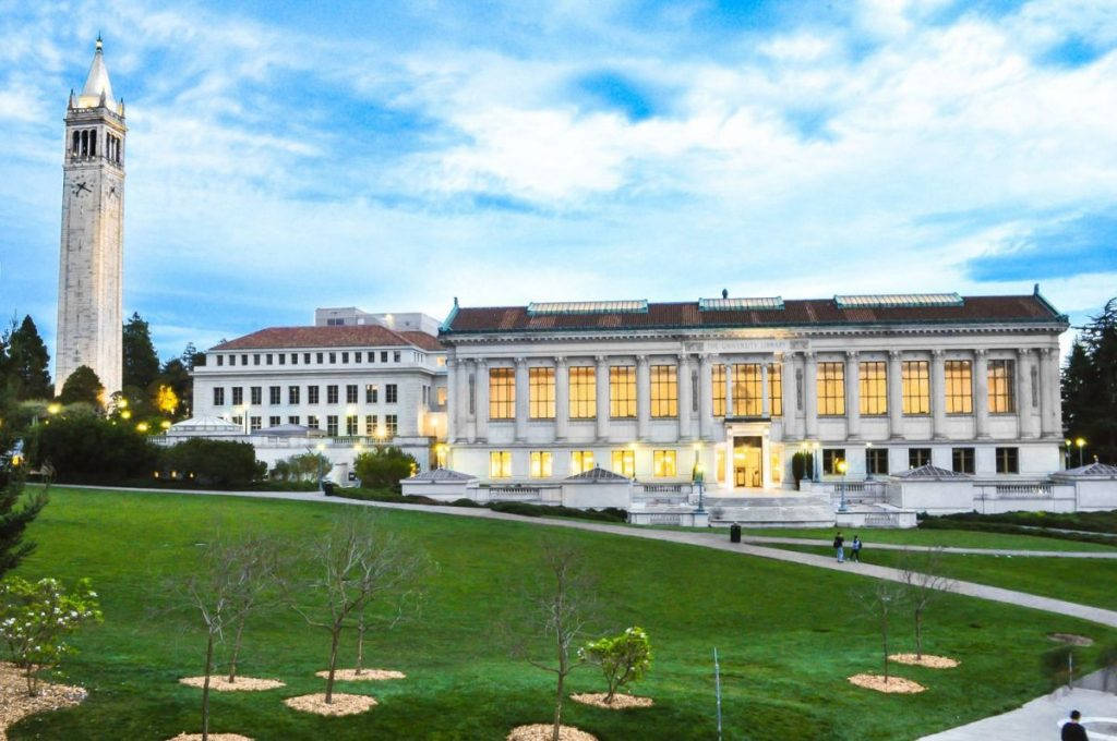 黃昏時分，大學校園內建築物和鐘樓亮起燈光。