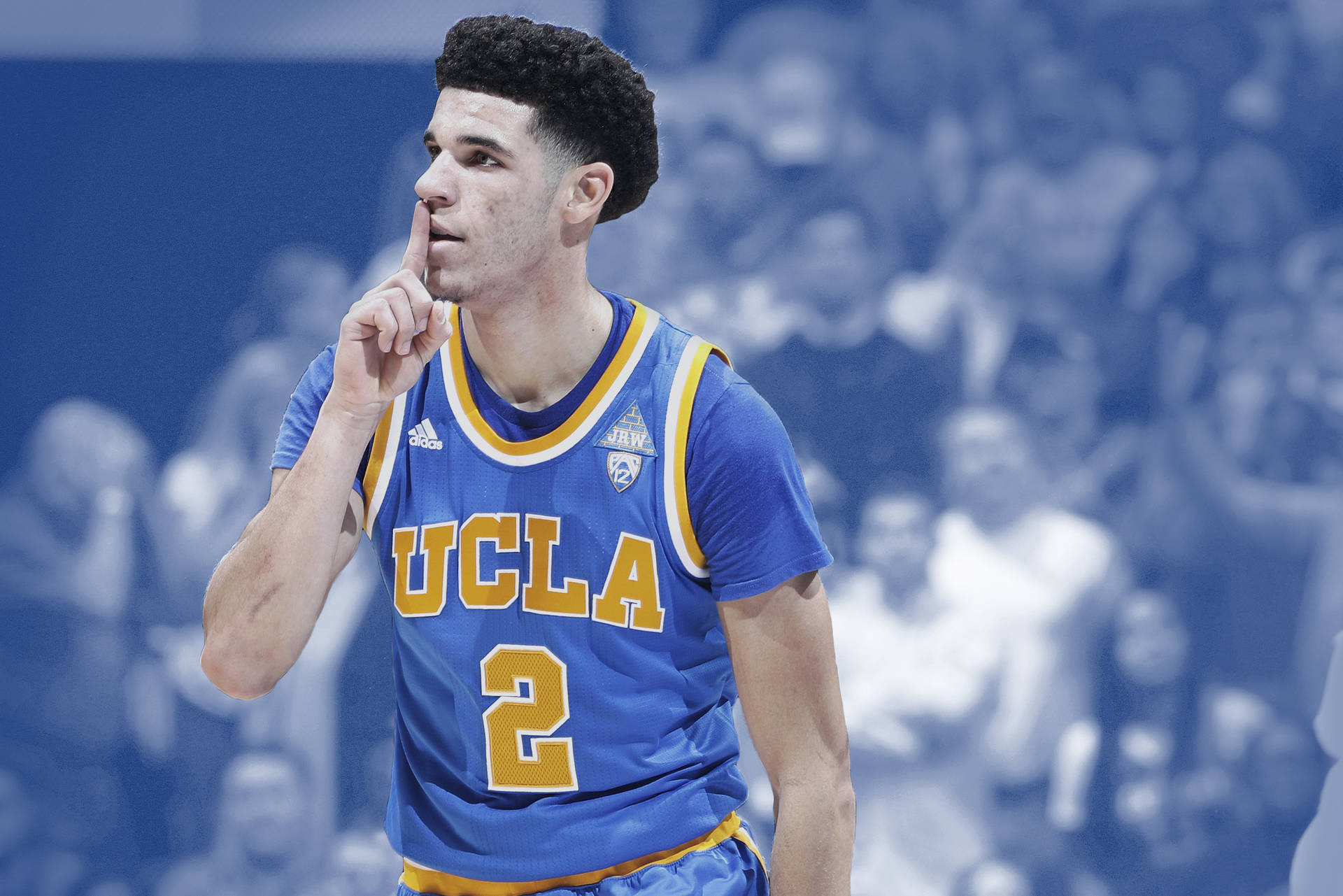 UCLA籃球運動員在比賽中將手指放在嘴唇上示意安靜。