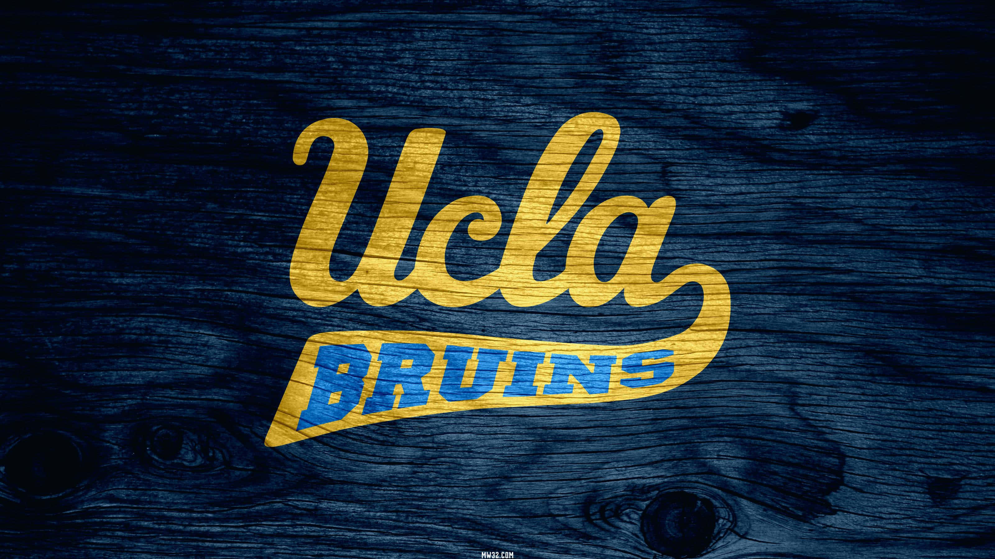 欣賞UCLA校園的壯麗景色 壁紙 — 金色UCLA Bruins標誌，藍色文字，深色木紋背景。