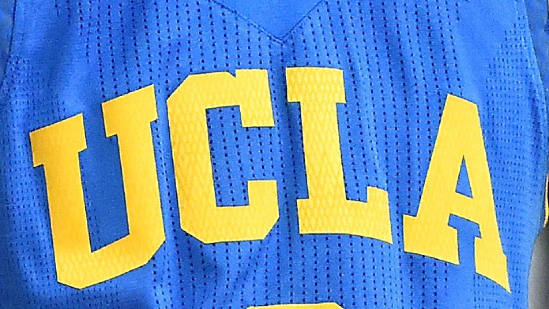 帶有黃色UCLA字母的藍色運動球衣。