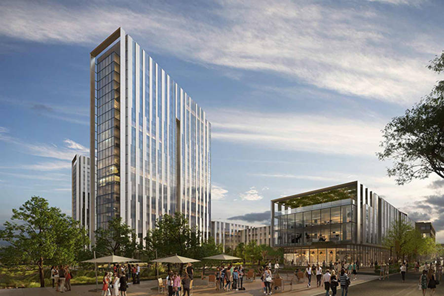 高聳 UCSD 建築 壁紙 — 現代玻璃摩天大樓聳立在繁忙的廣場上，廣場上人們撐著傘，天空多雲。