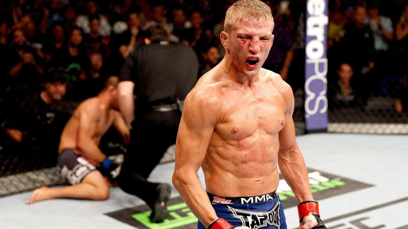 MMA拳手在八角籠中慶祝擊敗倒下的對手。