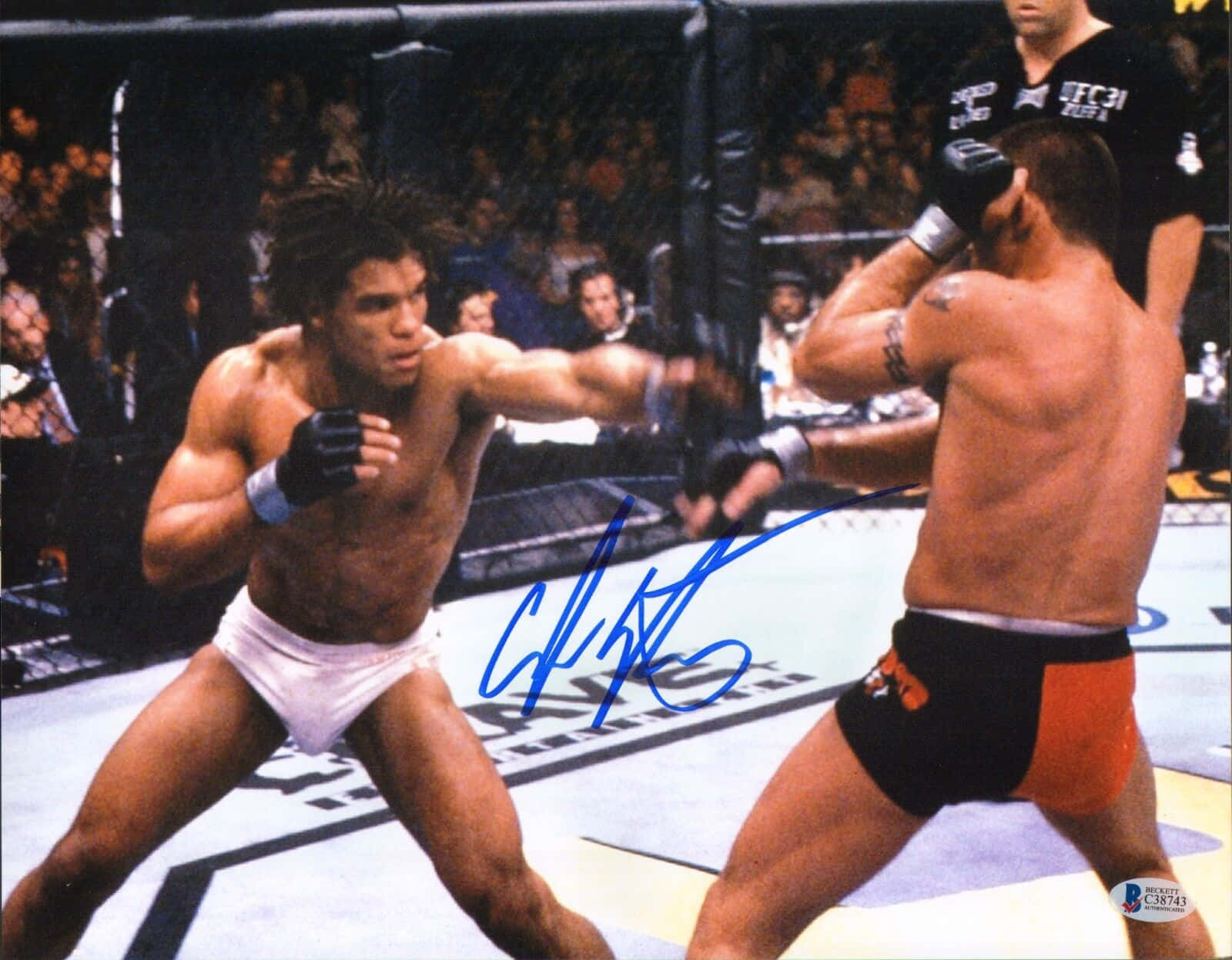 卡洛斯·牛頓 UFC 挑戰賽簽名海報出拳 壁紙 — 兩名肌肉發達的拳手在明亮的場館燈光下進行激烈的MMA籠中格鬥。