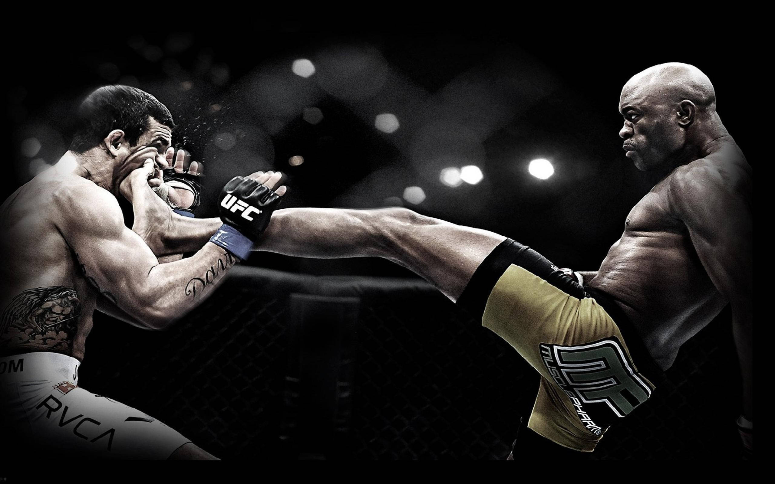 UFC維托·貝爾福特對安德森·席爾瓦海報 4K 壁紙 — 兩名肌肉發達的拳手在籠中交鋒，一人使出高踢，另一人擋格，上演一場戲劇性的UFC比賽。
