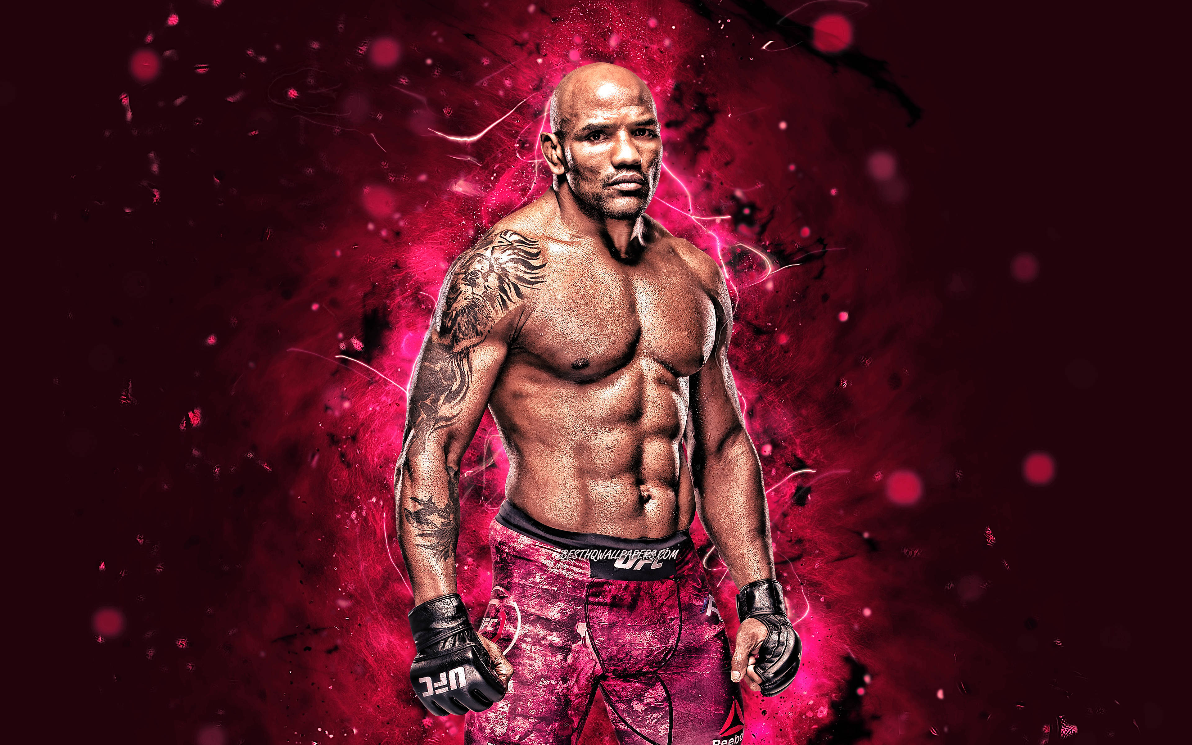 約爾·羅梅羅 UFC 4K 霓虹粉紅 壁紙 — 一個肌肉發達的光頭戰士帶有紋身，自信地穿著粉紅色UFC裝備，背景是充滿活力的紅色電光背景。