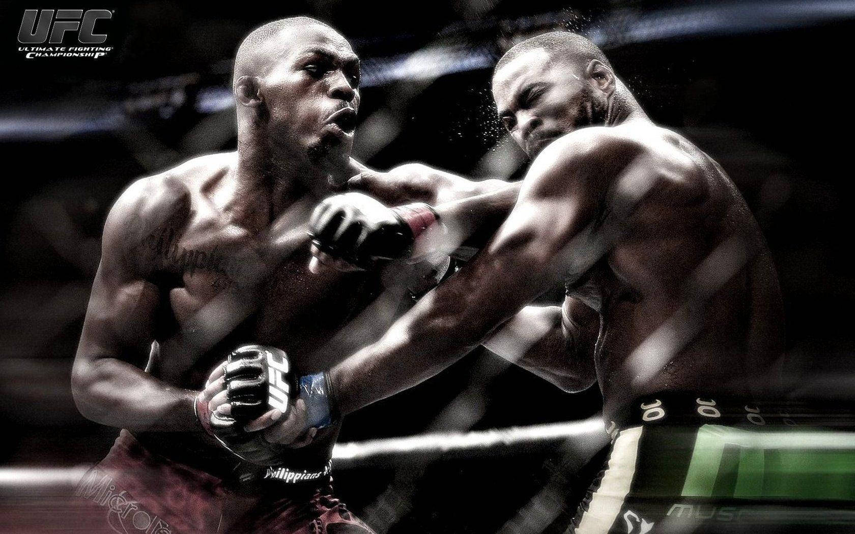 UFC 約翰·瓊斯對安德森·席爾瓦 4K 行動畫面 壁紙 — 兩位肌肉發達的UFC拳手在八角籠內激烈碰撞，伴隨戲劇性燈光和動態模糊效果。