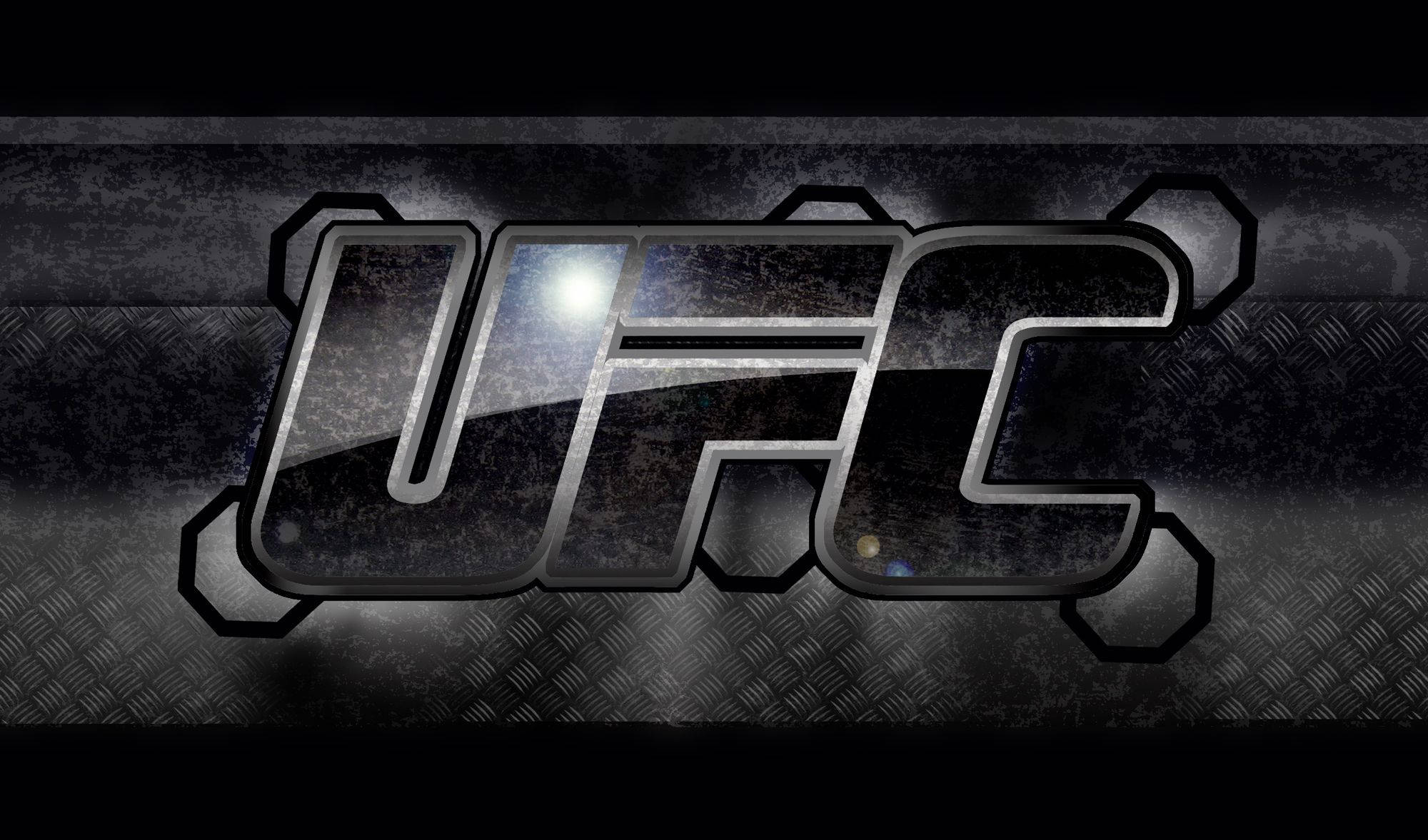 UFC 原始標誌 壁紙 — 光澤金屬UFC標誌在紋理鑽石板鋼背景上發光，帶有暗色垃圾搖滾風格點綴。