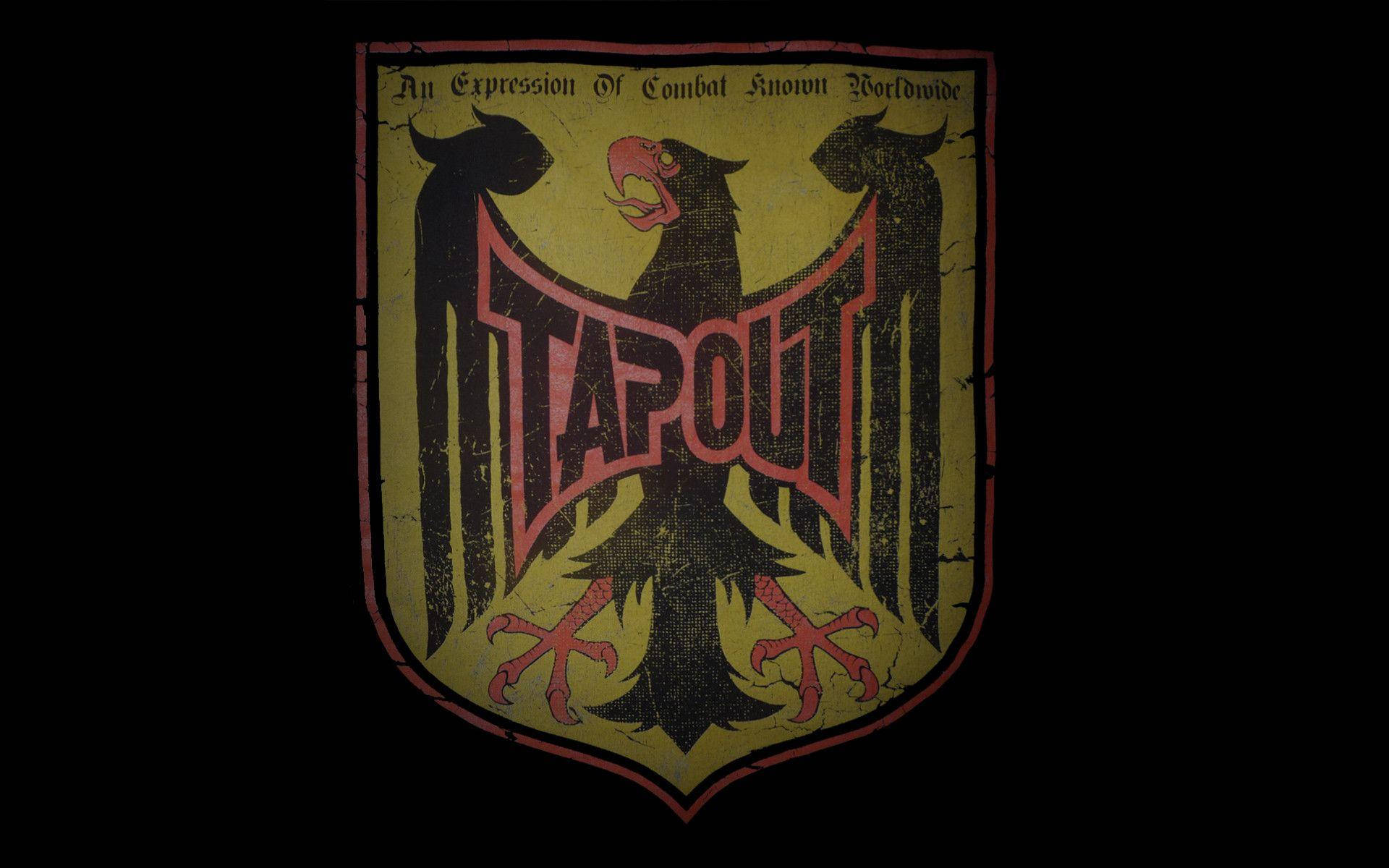 UFC Tapout 標誌 4K 壁紙 — 一個經風化的黃色盾牌標誌，上面有黑色老鷹和紅色文字 'TAPOUT'，背景為黑色。