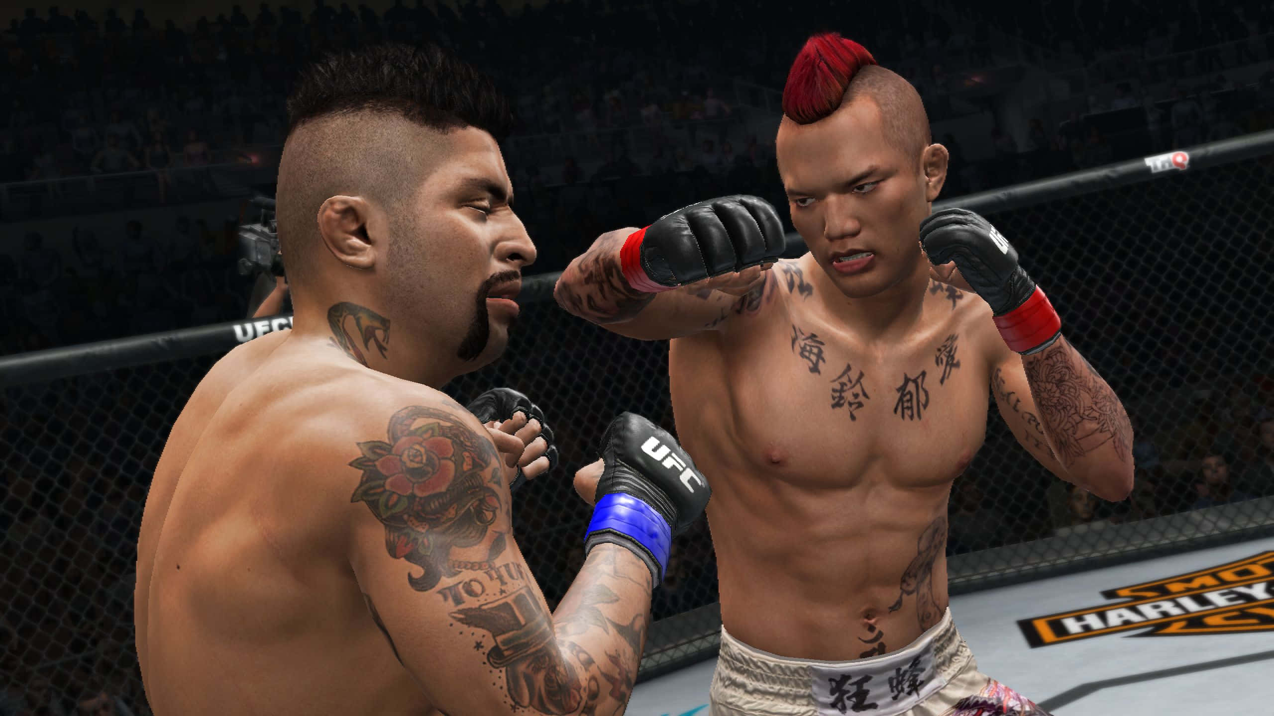 UFC Undisputed 3遊戲中選手安東尼奧·巴努埃洛斯與山本信介對戰 壁紙 — 兩名有紋身的MMA拳手在籠中對峙，表情激烈，手套高舉。