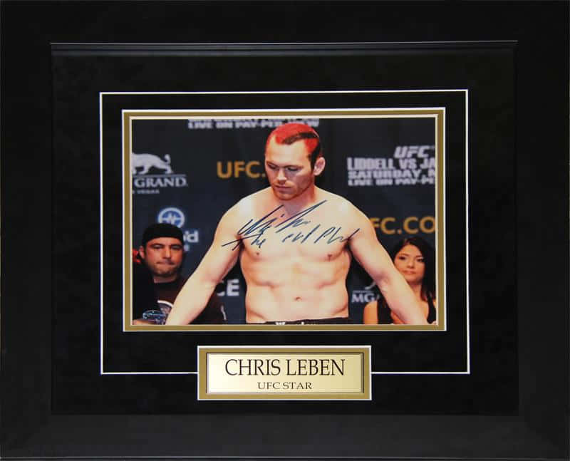 裱框照片，UFC 拳手 Chris Leben 在稱重時胸口有他的簽名。