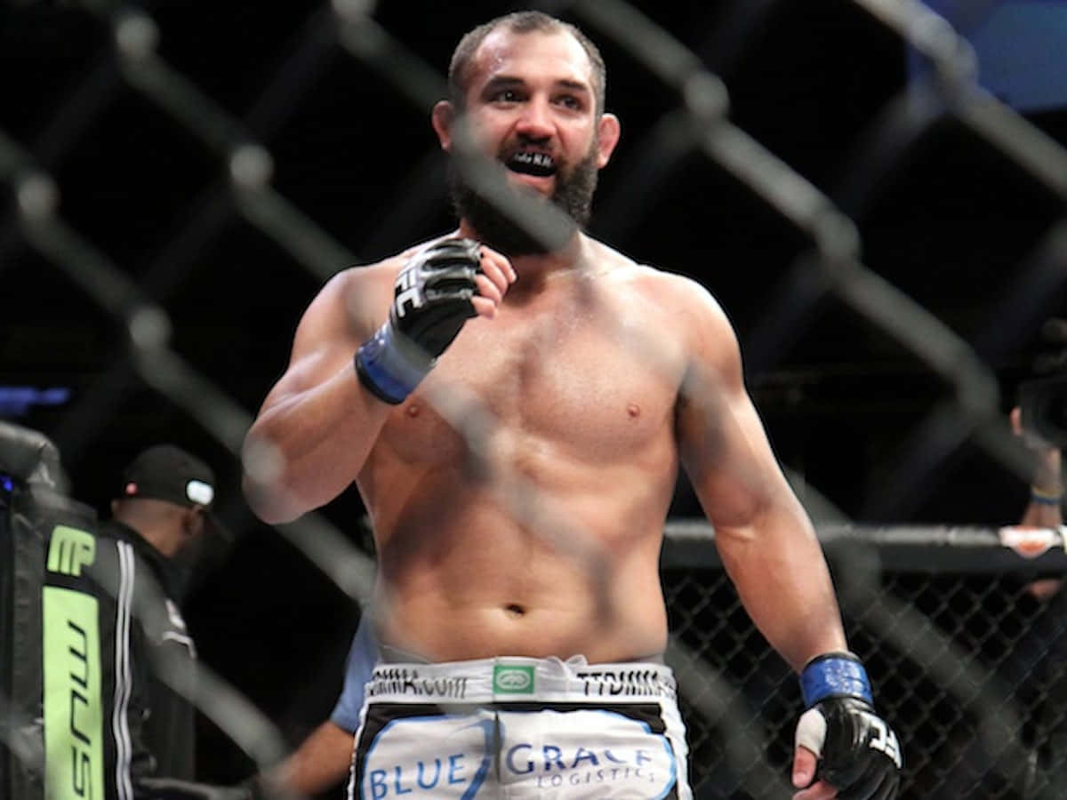 MMA拳手在比賽後於八角籠內慶祝勝利。