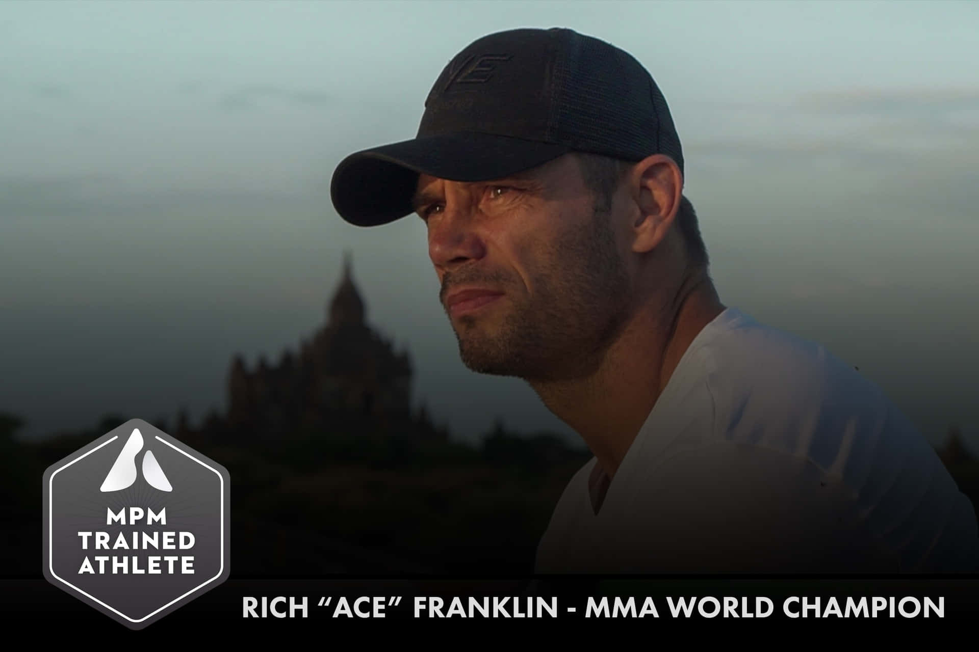 MMA世界冠軍Rich Franklin戴著帽子在暮色中看著寺廟。