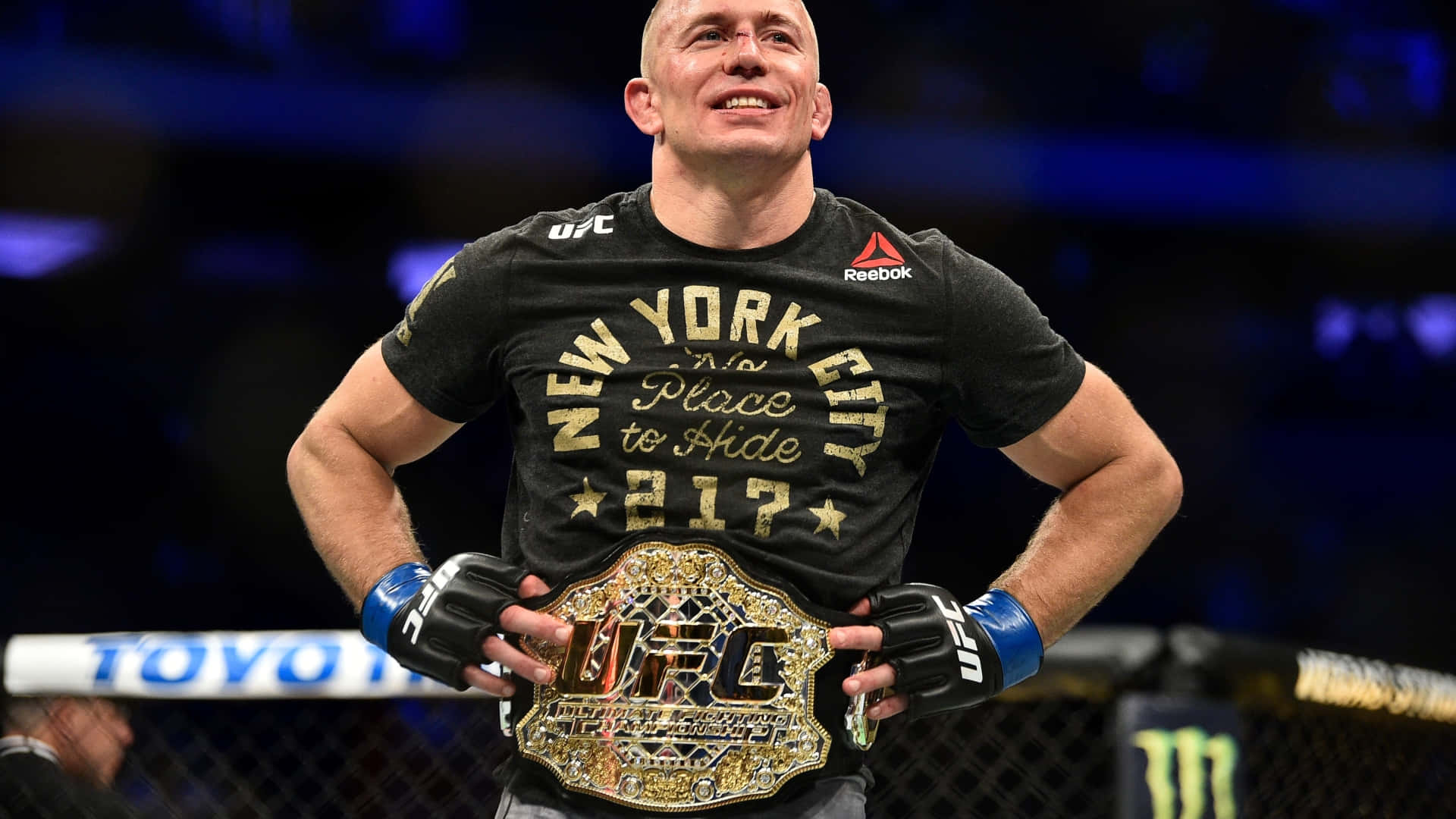 UFC拳手在八角籠內勝利後高舉冠軍腰帶