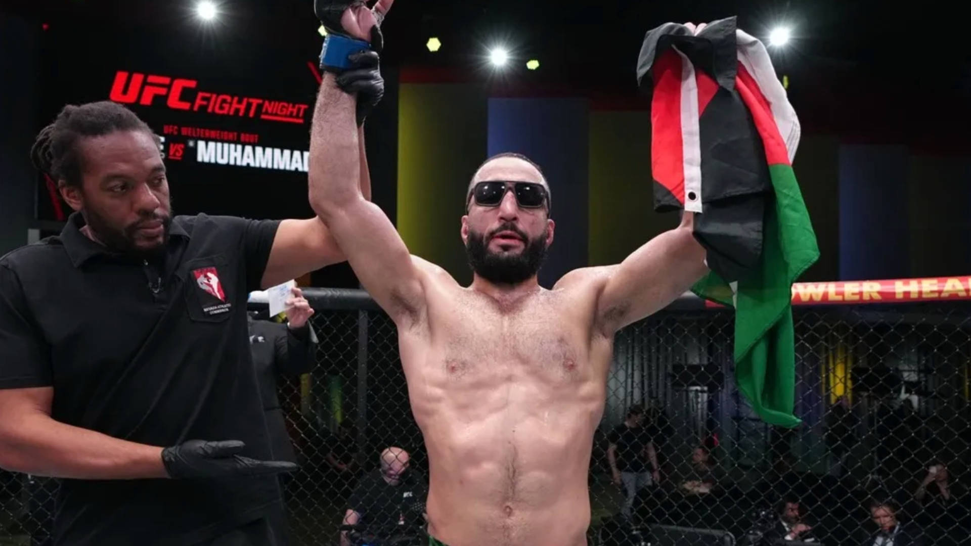 UFC拳手在八角籠內手持巴勒斯坦國旗慶祝勝利