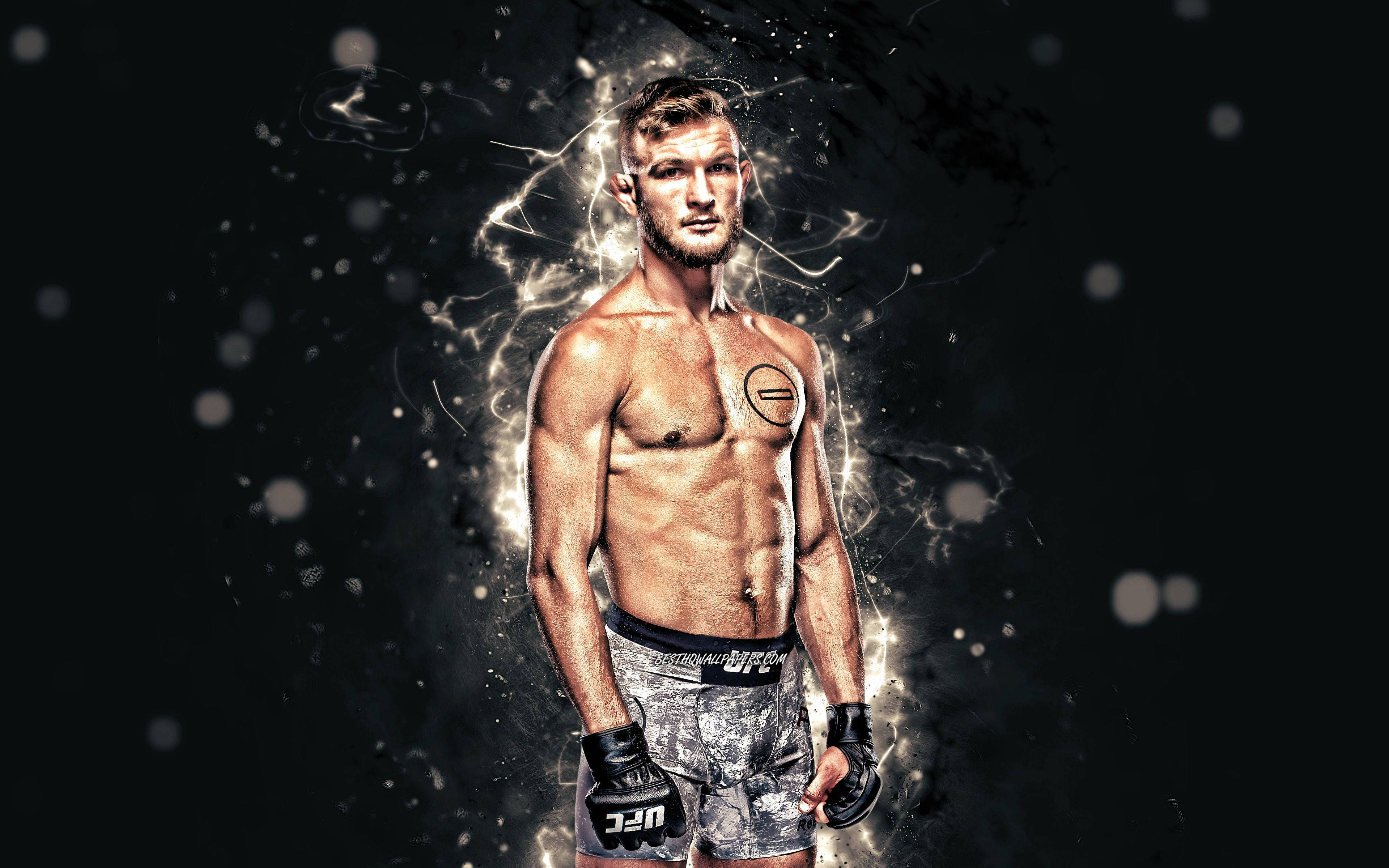 UFC羽量級選手約翰·皮爾斯 壁紙 — 一個肌肉發達的男性拳手穿著UFC短褲，站在黑暗背景前，周圍有發光的電能旋轉。