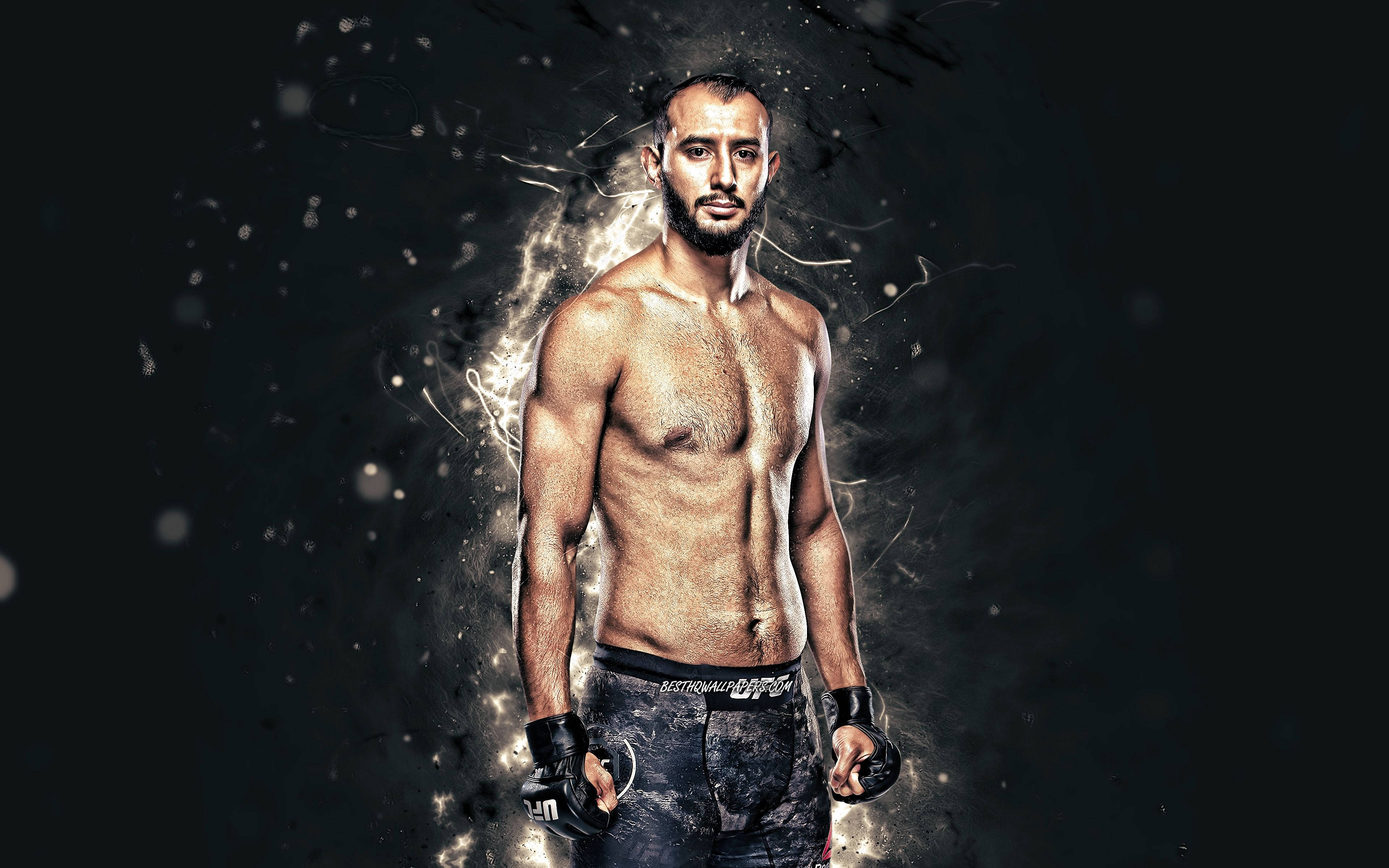 UFC輕重量級挑戰者多米尼克 壁紙 — 一個肌肉發達的戰士赤裸上身站立，發光的電火花在他周圍旋轉，背景黑暗。