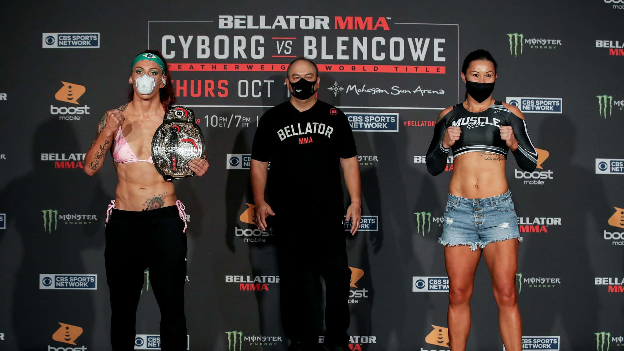 UFC選手Cris Cyborg與Arlene Blencowe Bellator 249稱重儀式照 壁紙 — 兩名女性MMA拳手在Bellator稱重活動中與冠軍腰帶和贊助商標誌合影。